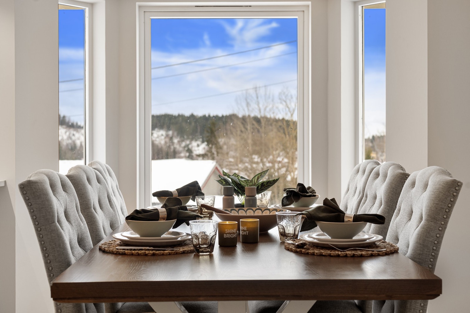 Spisebordsgruppe på kjøkkenet plassert ved klassisk karnapp. Galleribilde