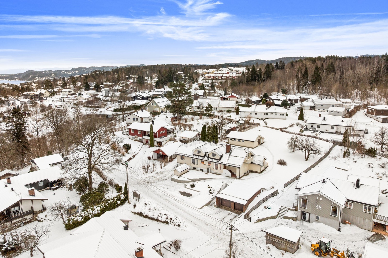 Fra boligen er det kun en liten sykkeltur ned til sjøen og fine turstier som fører deg til badestrender og båthavn Galleribilde