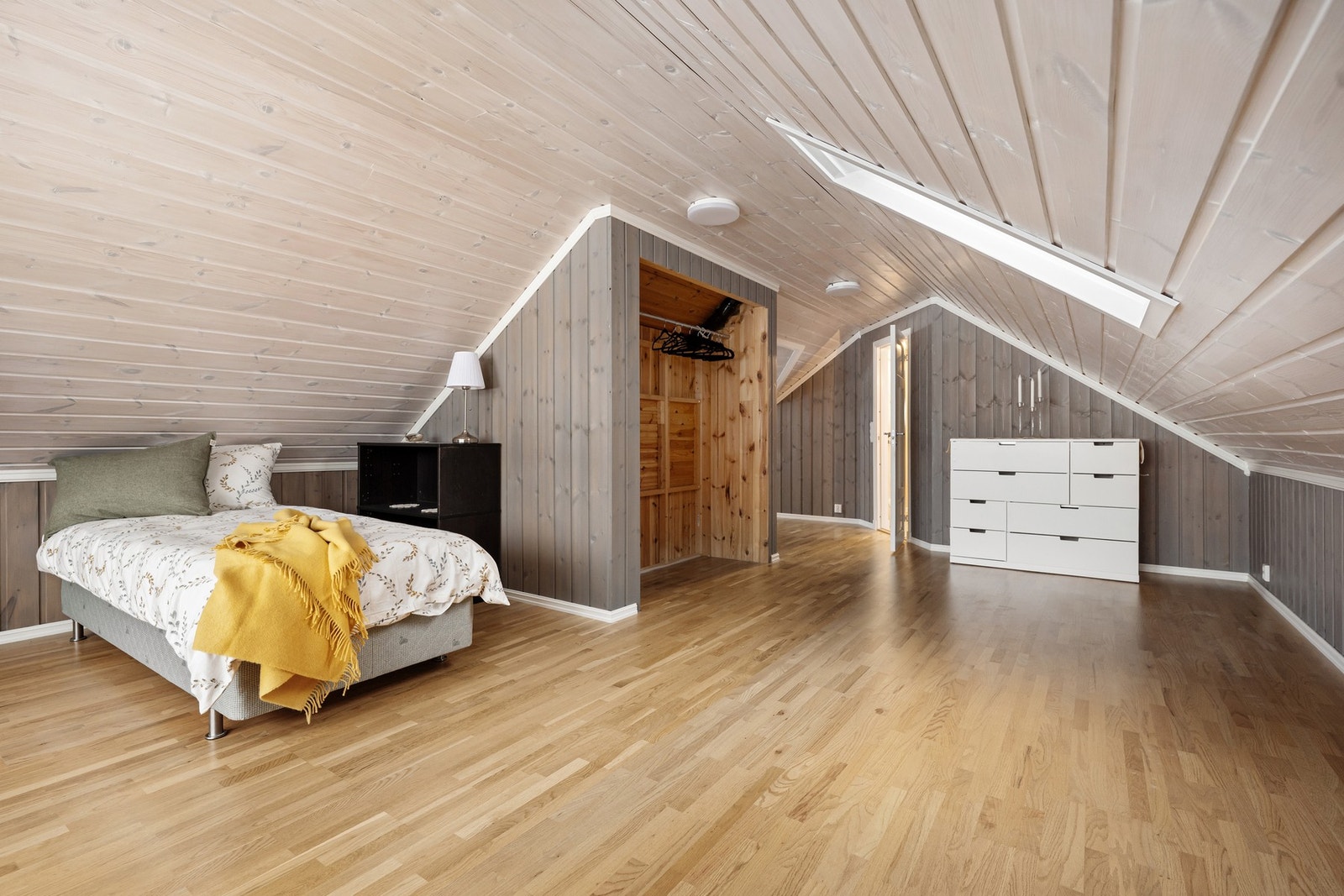 Det første soverommet er romslig og har egen bod. Galleribilde