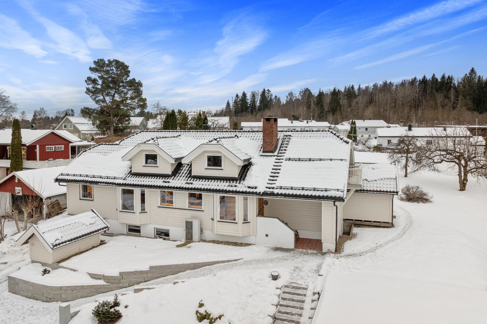 Boligen ligger fint til med god avstand til veien. Galleribilde