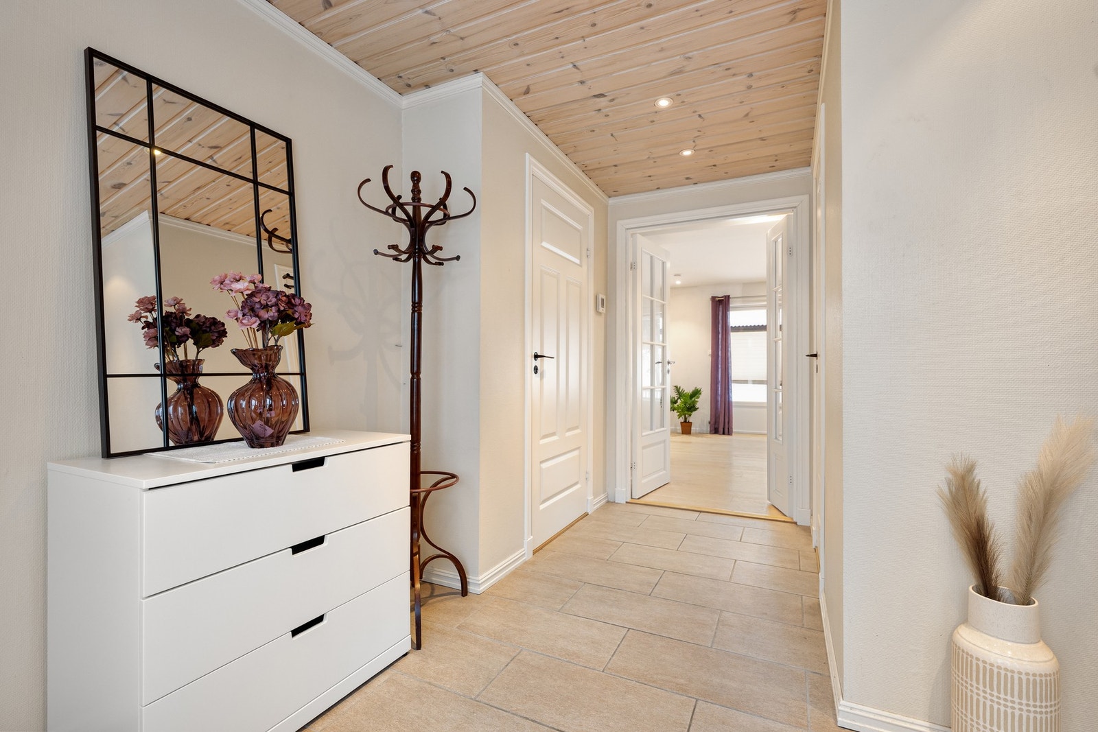 Lys og innbydende entré med god plass til oppbevaring av sko og yttertøy. Galleribilde