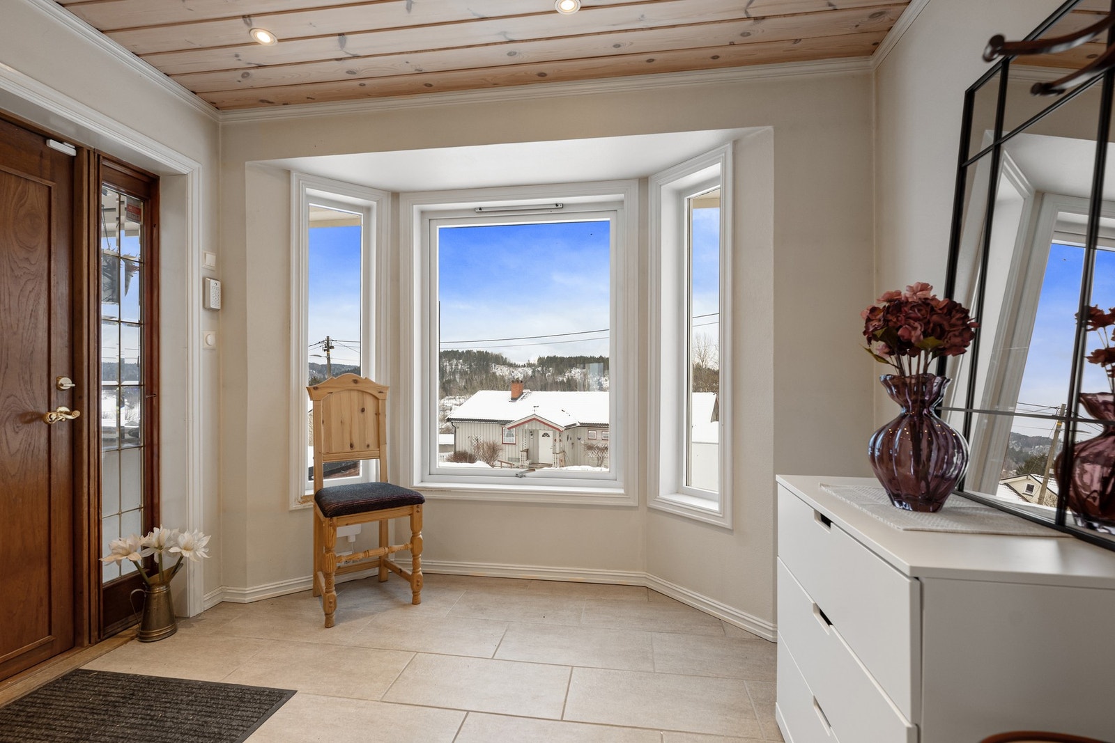 Velkommen inn! Det er vannbåren varme i 1. etasje, også her i entréen. Galleribilde