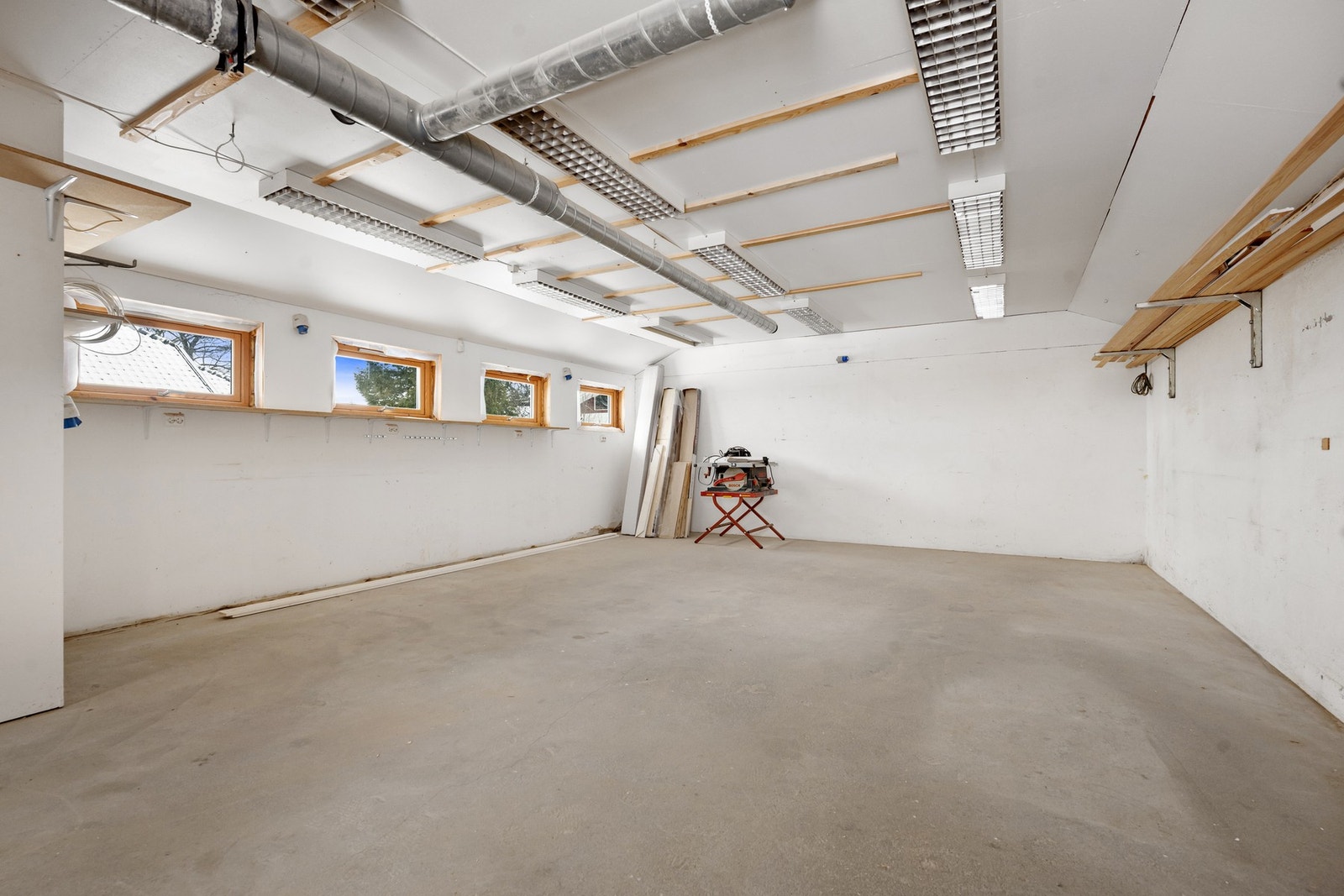 Slik ser annekset ut i dag, her kan du slippe kreativiteten løs.
Et perfekt hobbyrom. Galleribilde