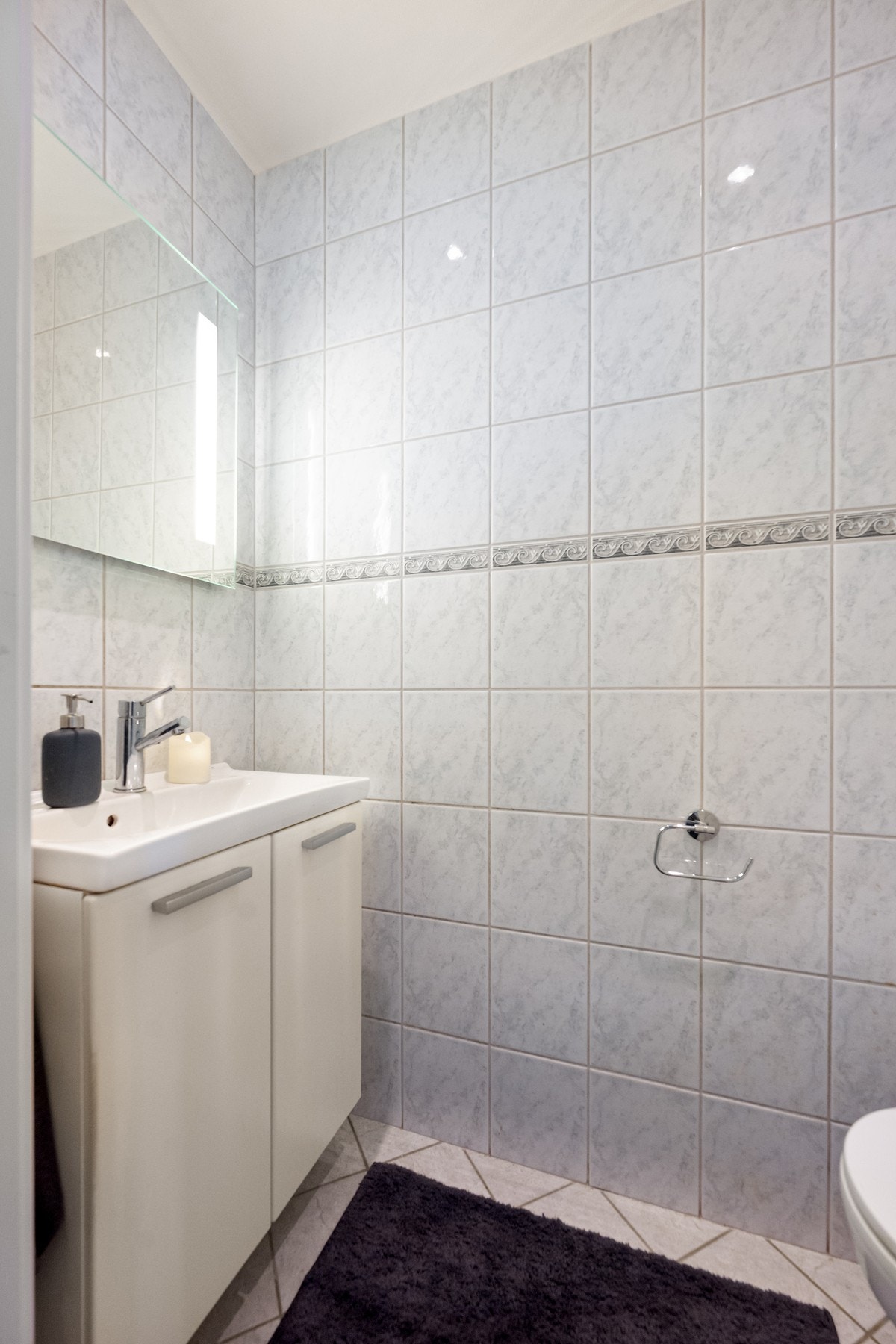 Det er også et eget toalettrom i entréen, praktisk for både familien og gjester. Galleribilde