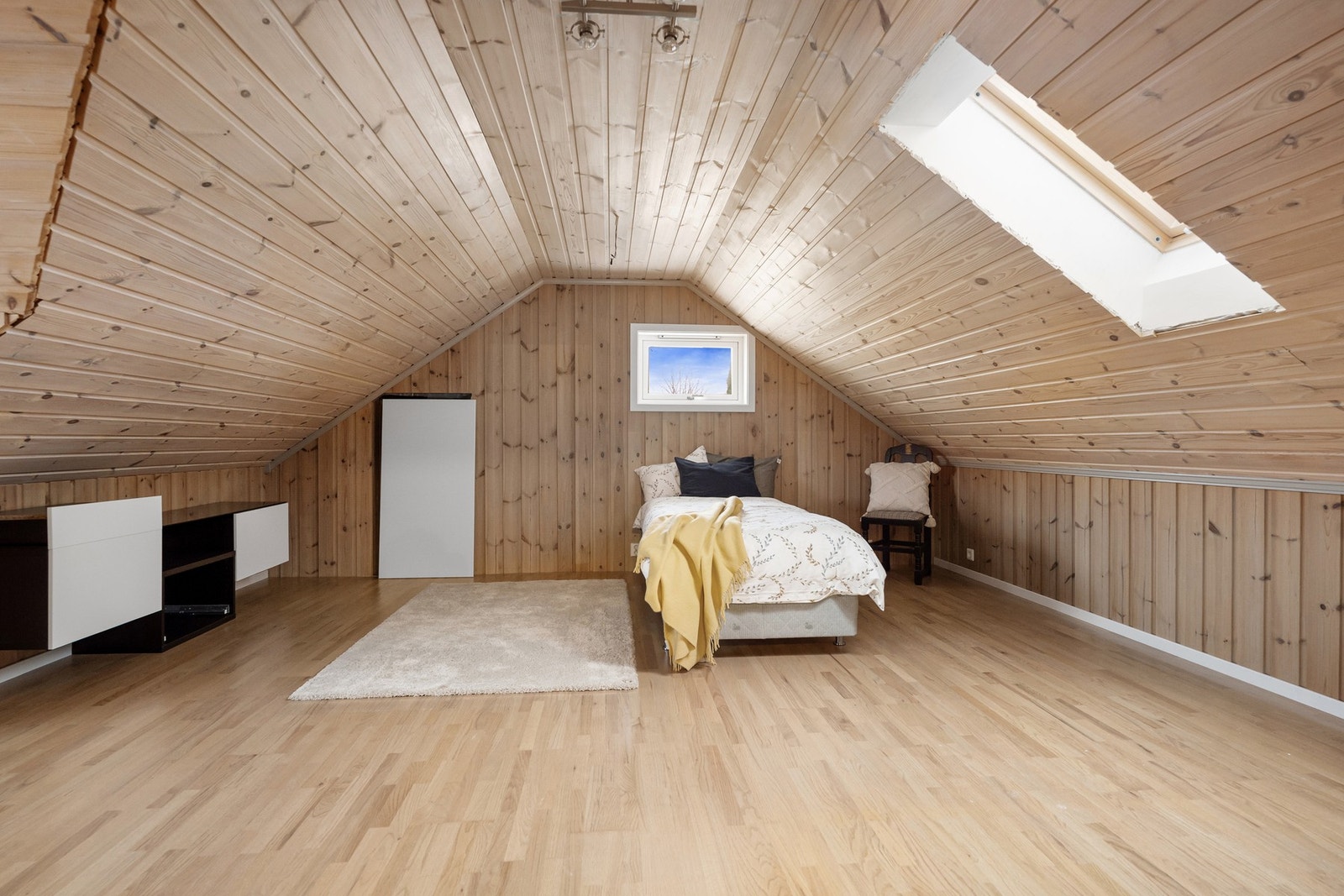 Det andre soverommet er også romslig med plass til dobbeltseng og garderobeløsning. Galleribilde