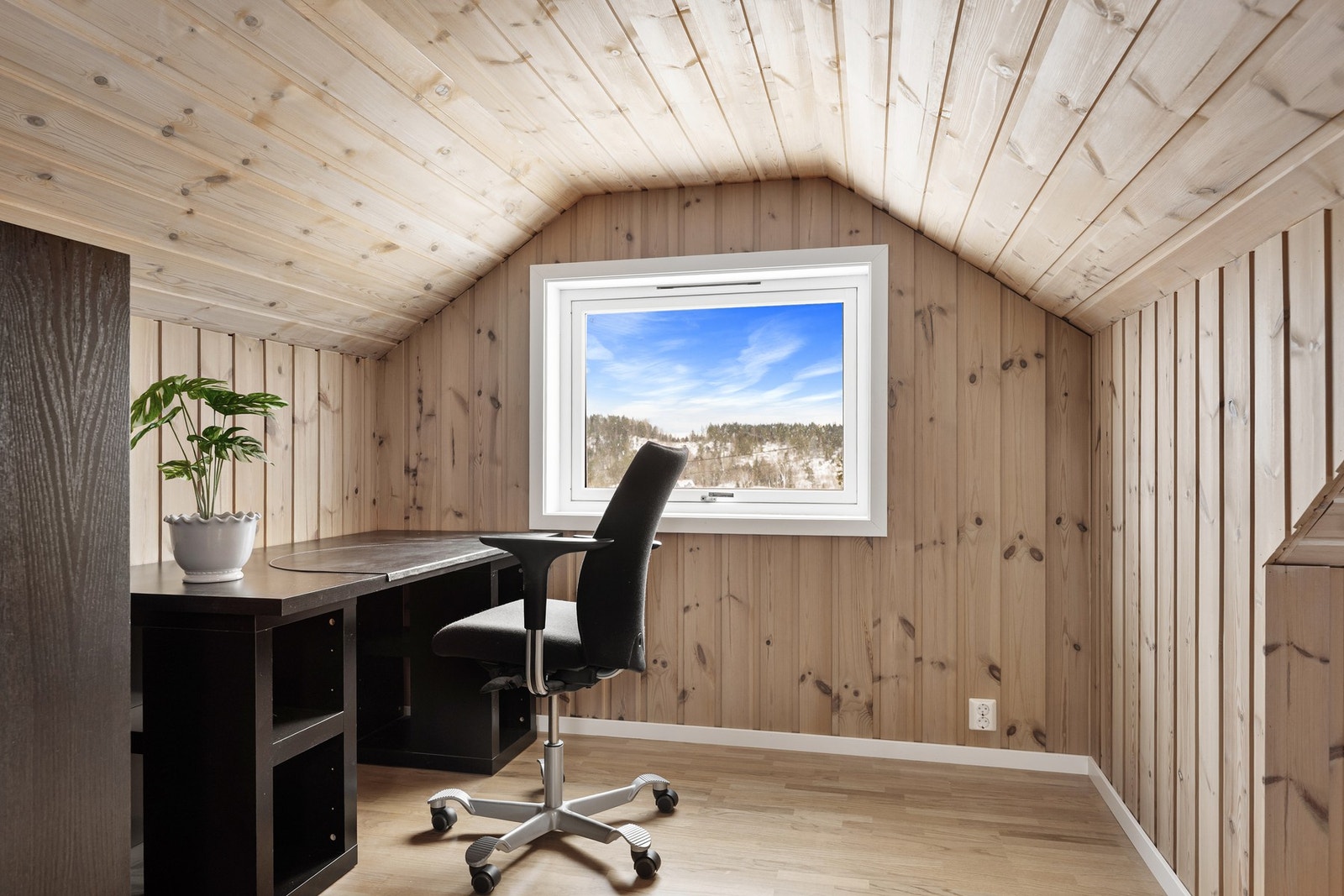 Begge rommene har hver sin lyse karnapp, fint til pult/arbeidsstasjon. Galleribilde