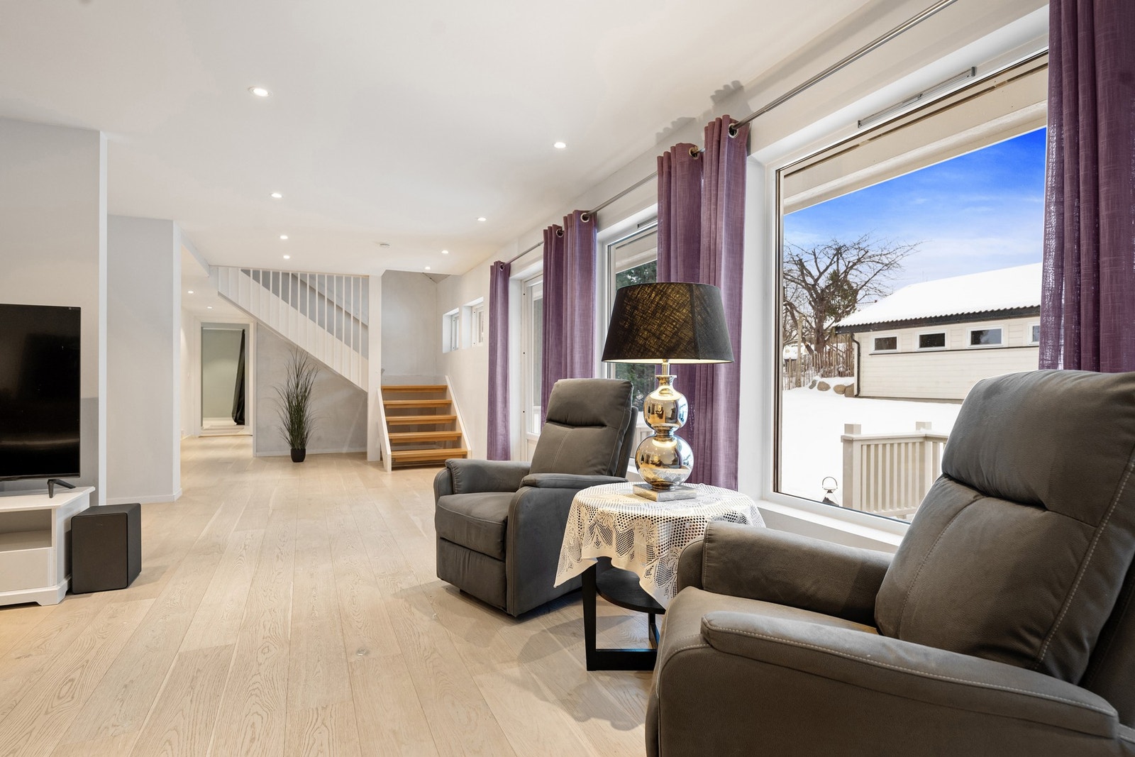 Inn i boligen igjen ser vi trappegangen opp og inngangen til hovedsoverommet. Galleribilde