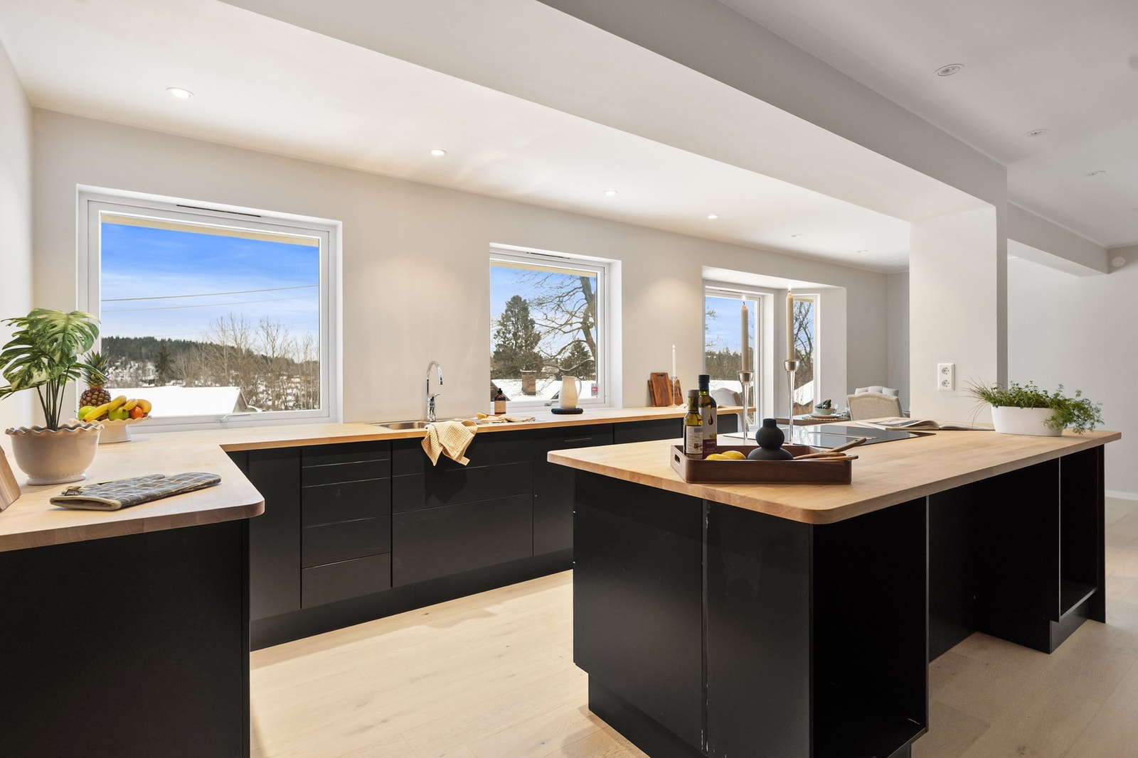 Stort kjøkken med moderne uttrykk og rikelig arbeidsplass. Galleribilde