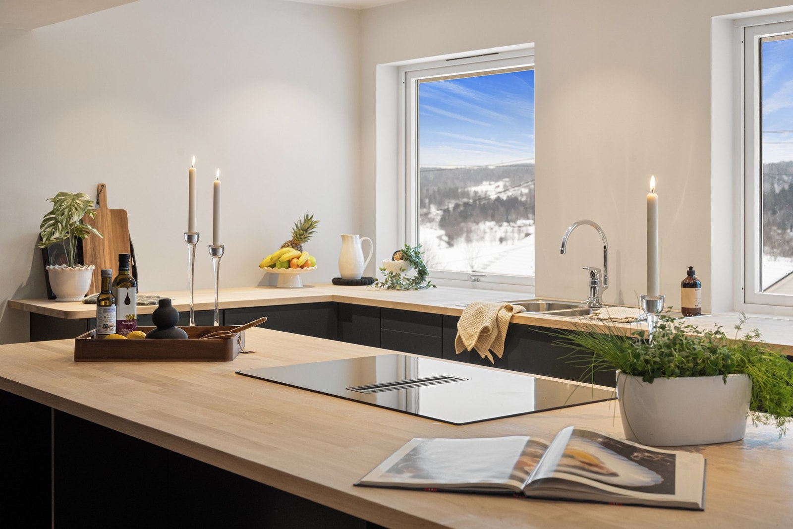 Kjøkkenet har tre store vinduer som slipper inn rikelig med dagslys. Galleribilde