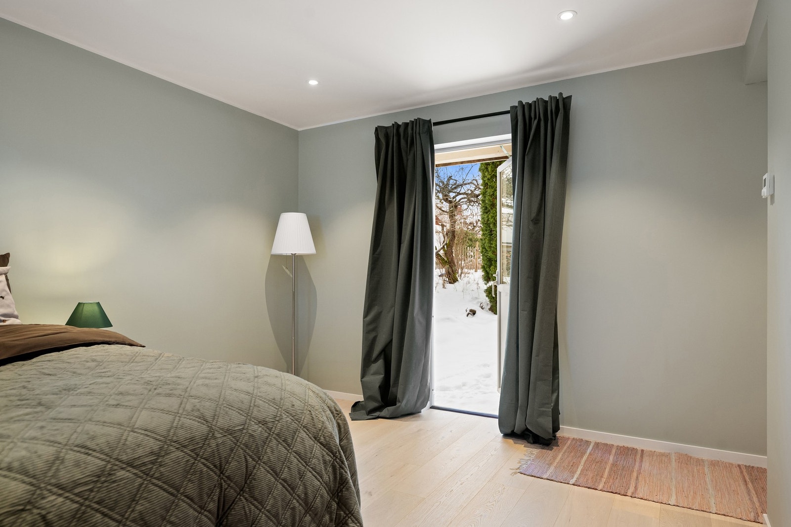 Det er også direkte adkomst ut til hagen fra soverommet. Galleribilde