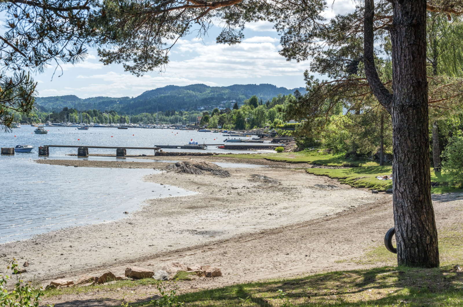 Nede ved sjøen, som kun ligger en liten sykkeltur eller gåtur unna, finner vi flere idylliske badeplasser. Galleribilde