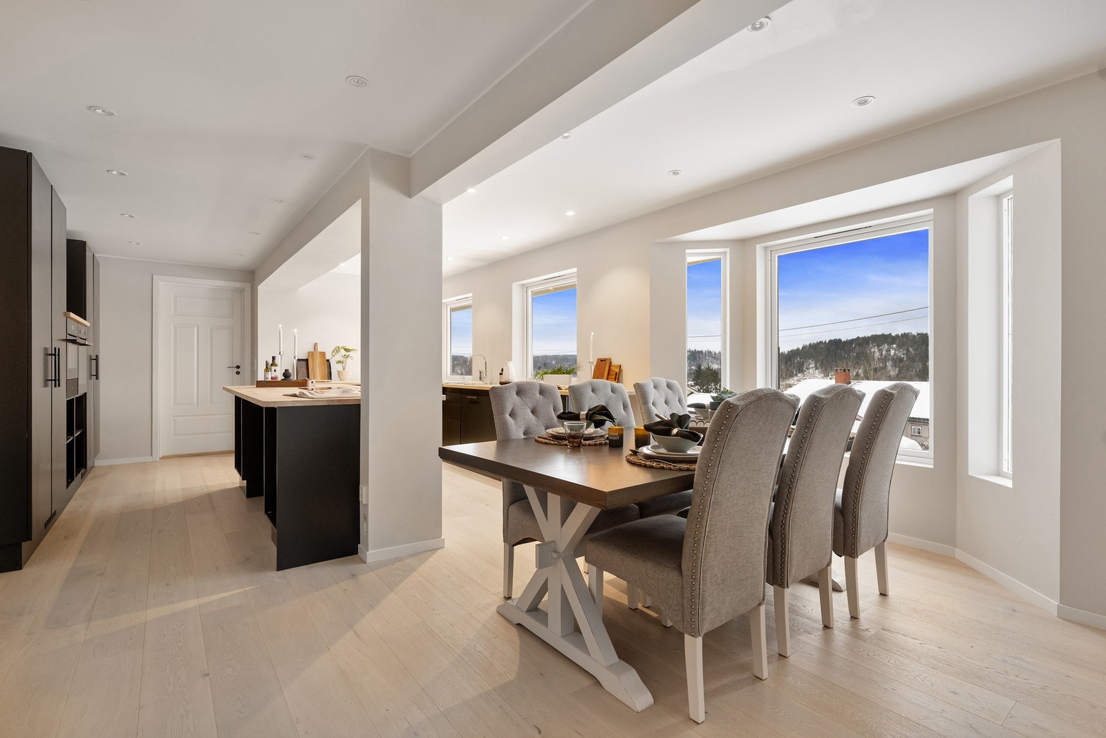 Spisebordsgruppen har en naturlig plass i kjøkkenets romslige karnapp. Galleribilde