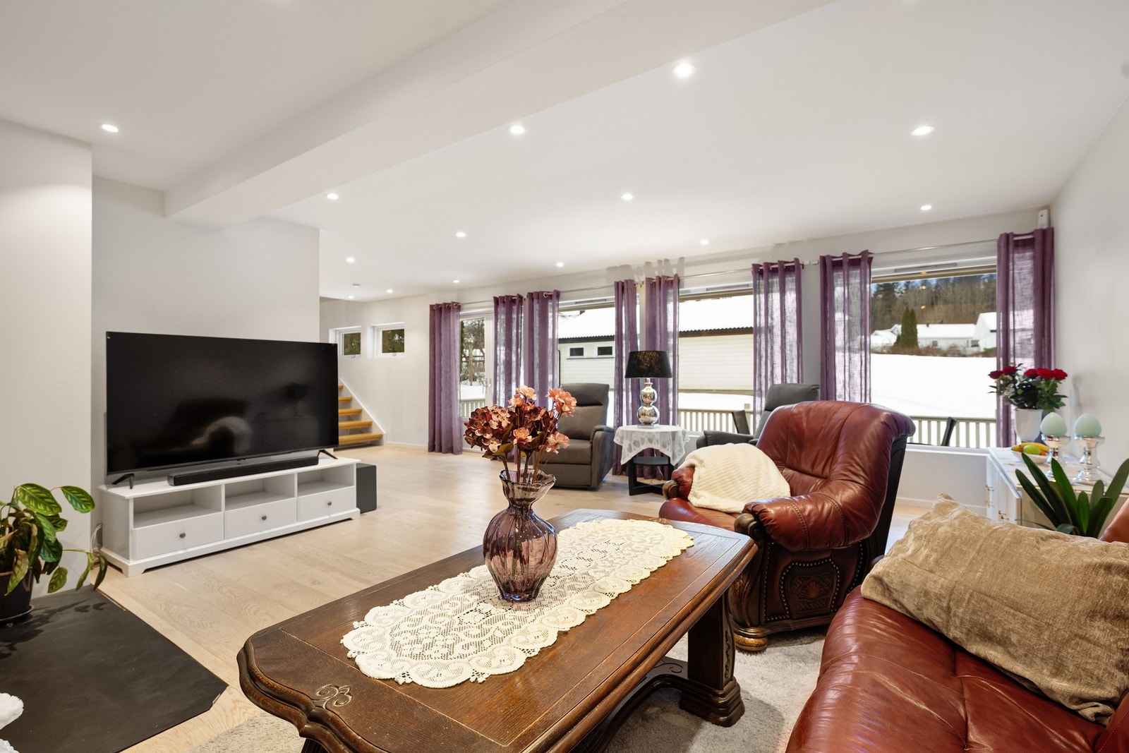 Stor og åpen stue/spisestue med fleksible møbleringsmuligheter og god plass til både sofagruppe og spisebord. Galleribilde