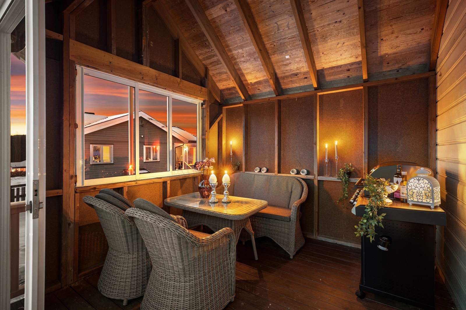 Fra altanen er det adkomst til en lun utestue for de sene sommerkveldene. Galleribilde