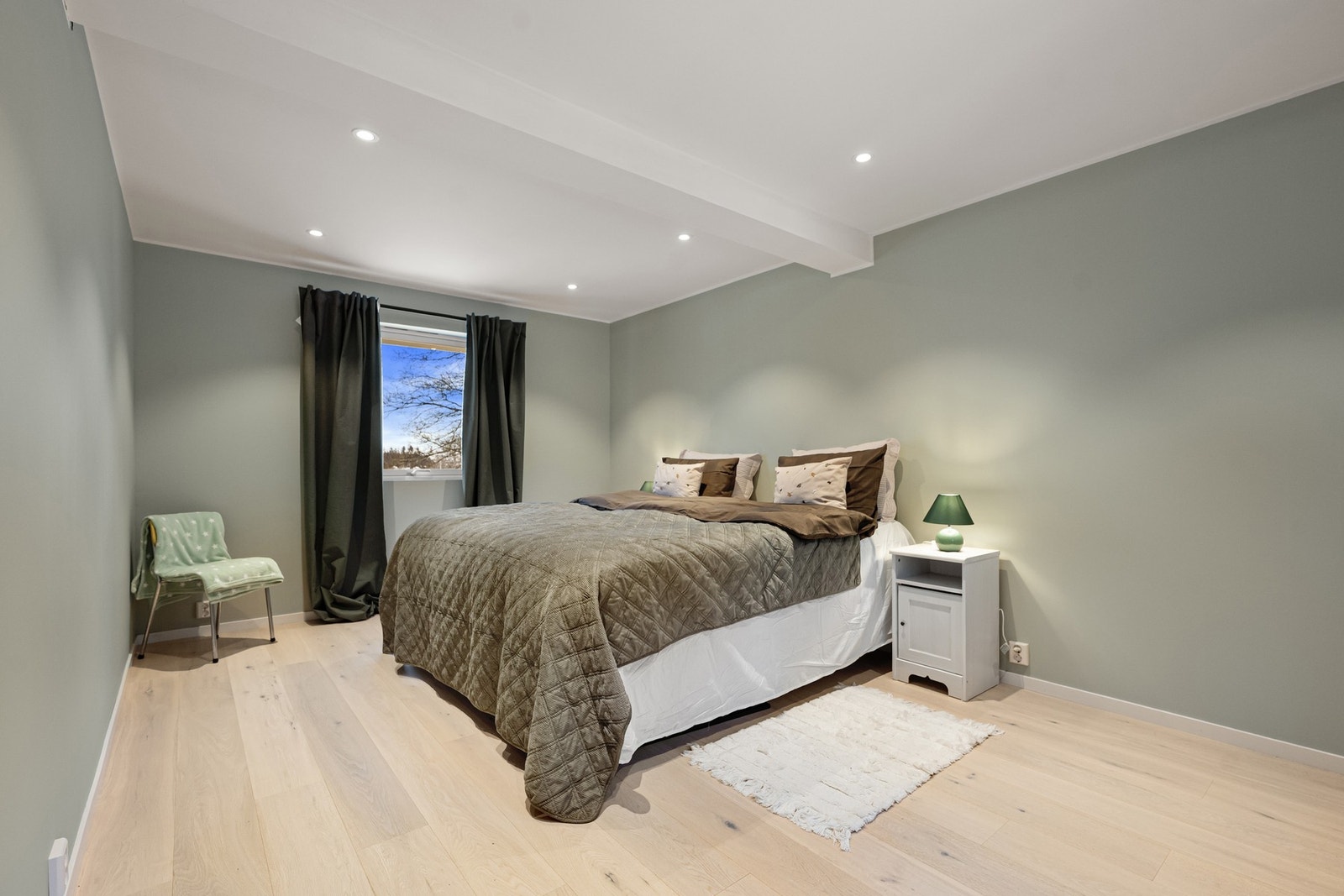 De stilrene detaljene er også med inn på hovedsoverommet. Galleribilde