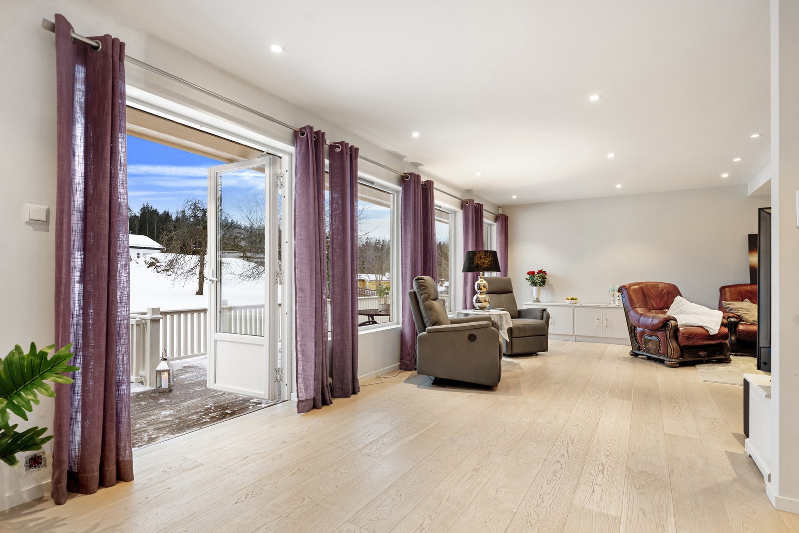 Fra stuen er adkomst ut til en romslig altan. Galleribilde