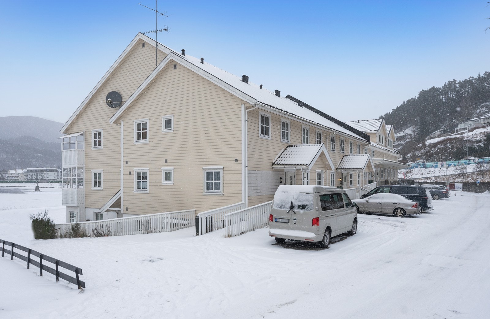 Parkeringsmuligheter ved inngangen. Galleribilde