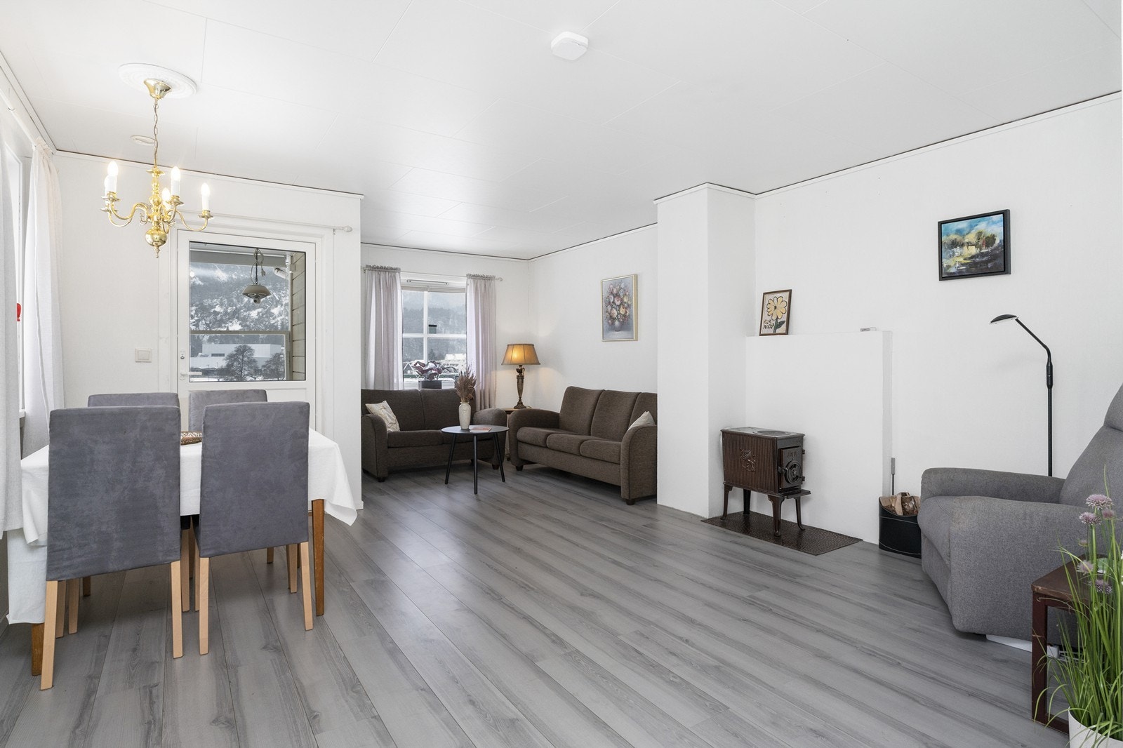 God plass til spisebrd og sofagruppe. Galleribilde