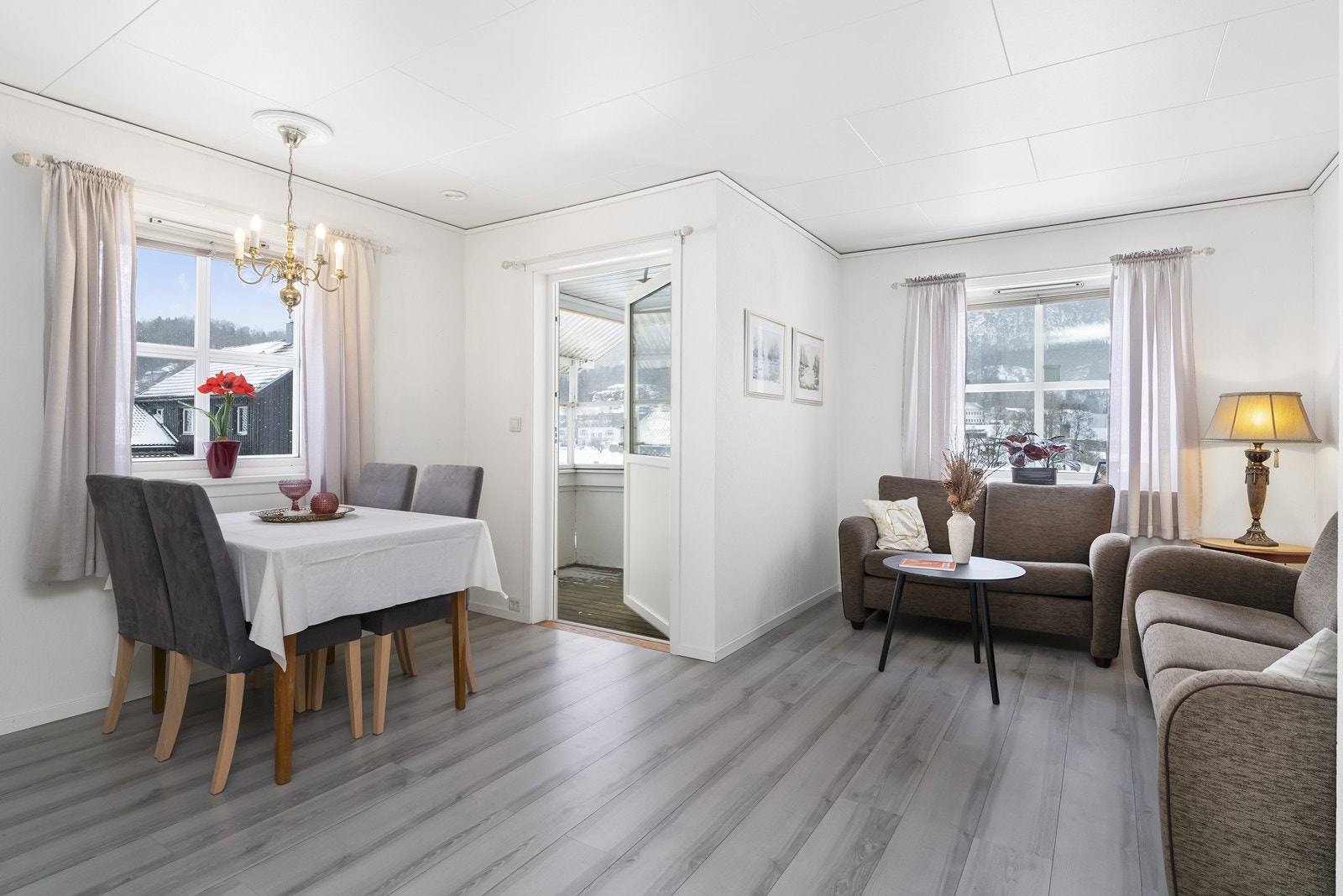 Romslig stue med utgang til balkong. Galleribilde