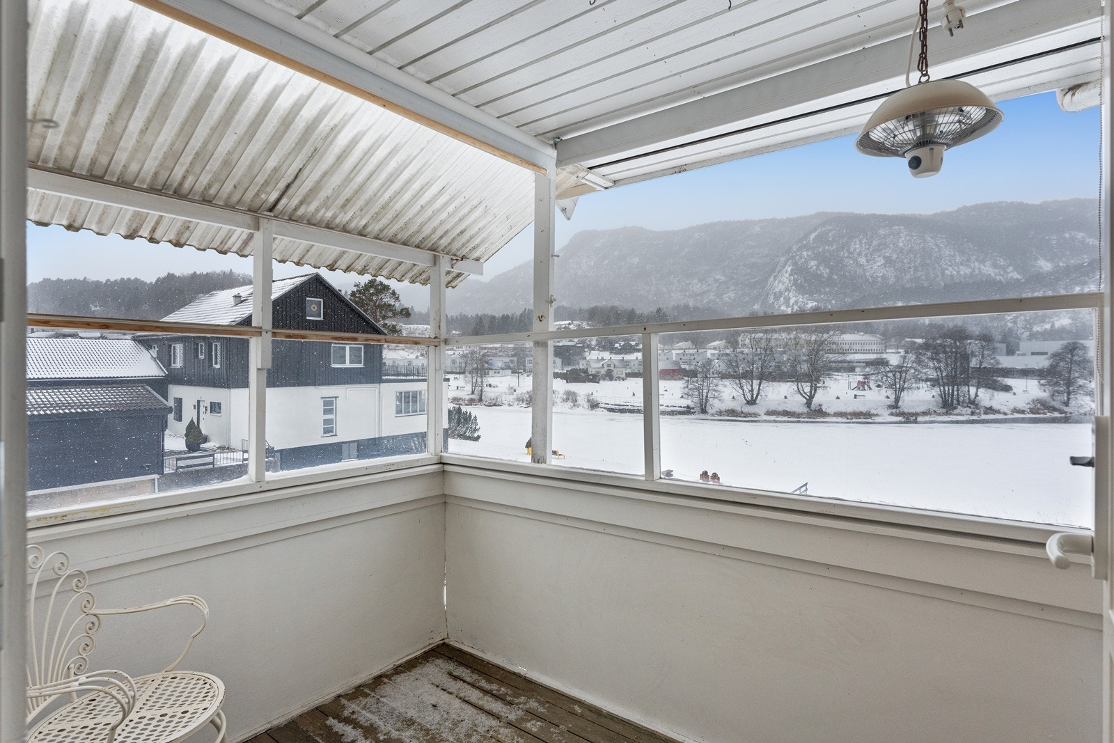 Balkong med ettermiddag og kveldssol. Galleribilde