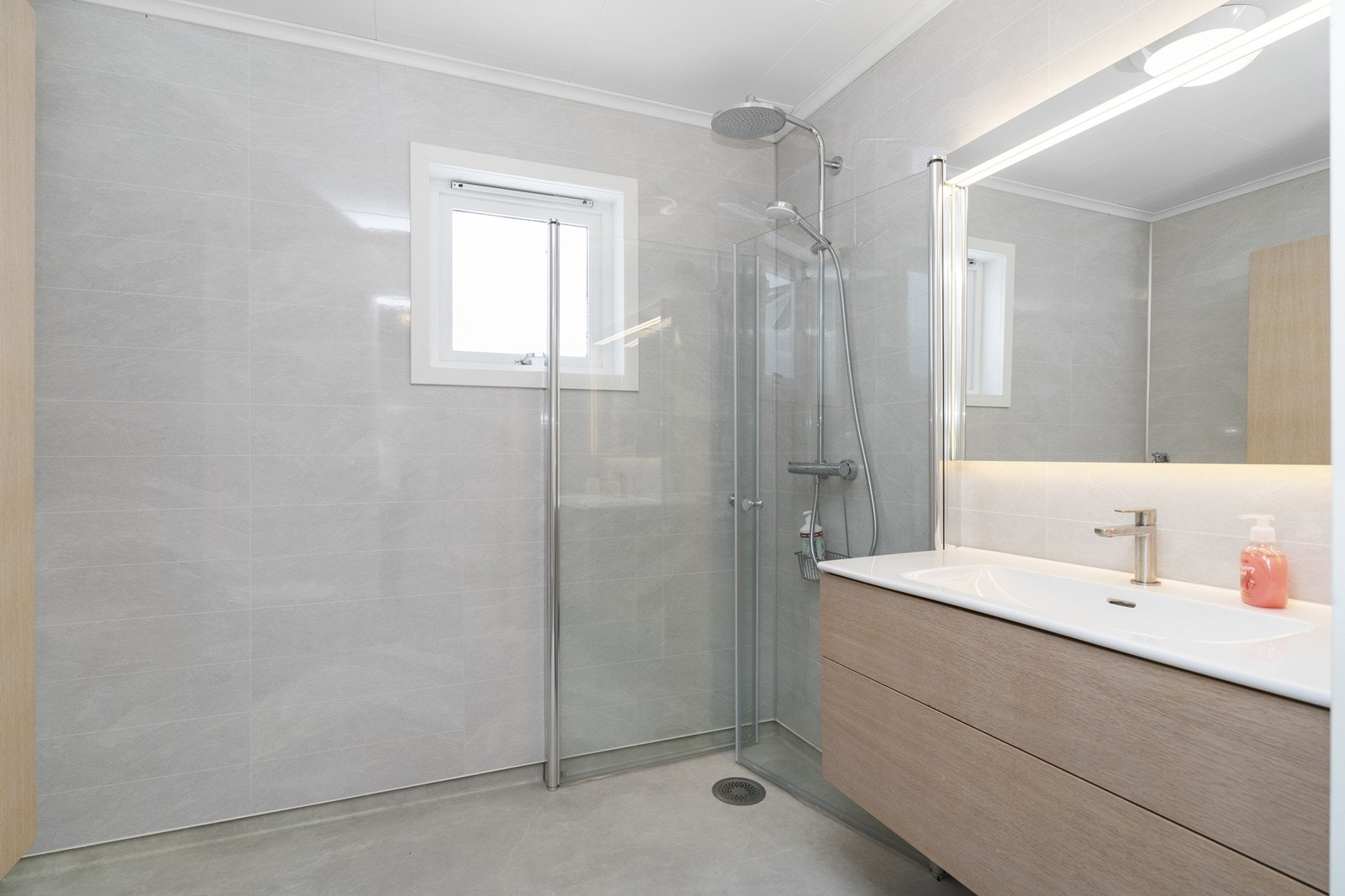 Våtromsplater på vegger og belegg på gulvet. Galleribilde