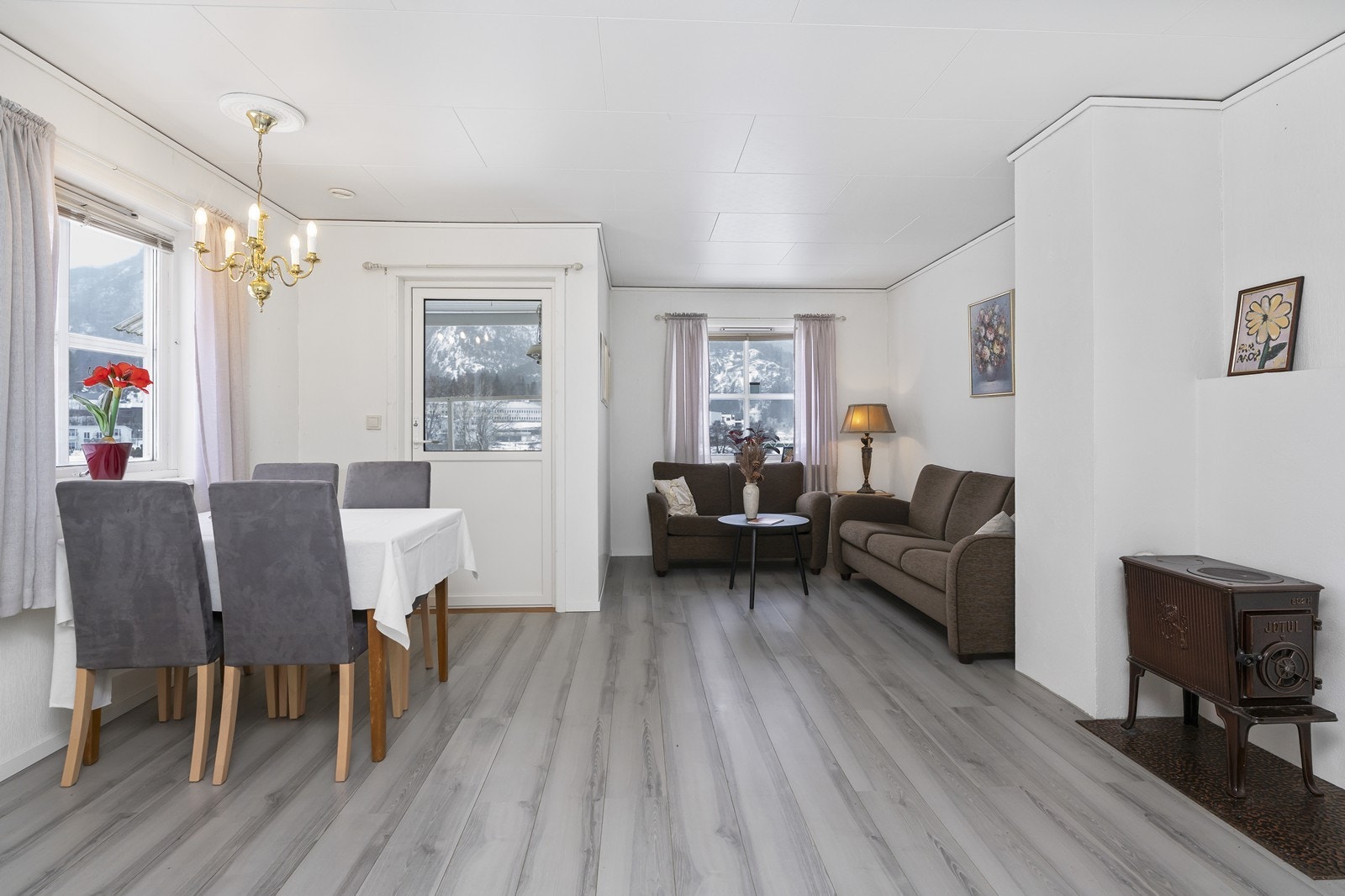 Leiligheten har vedovn. Galleribilde