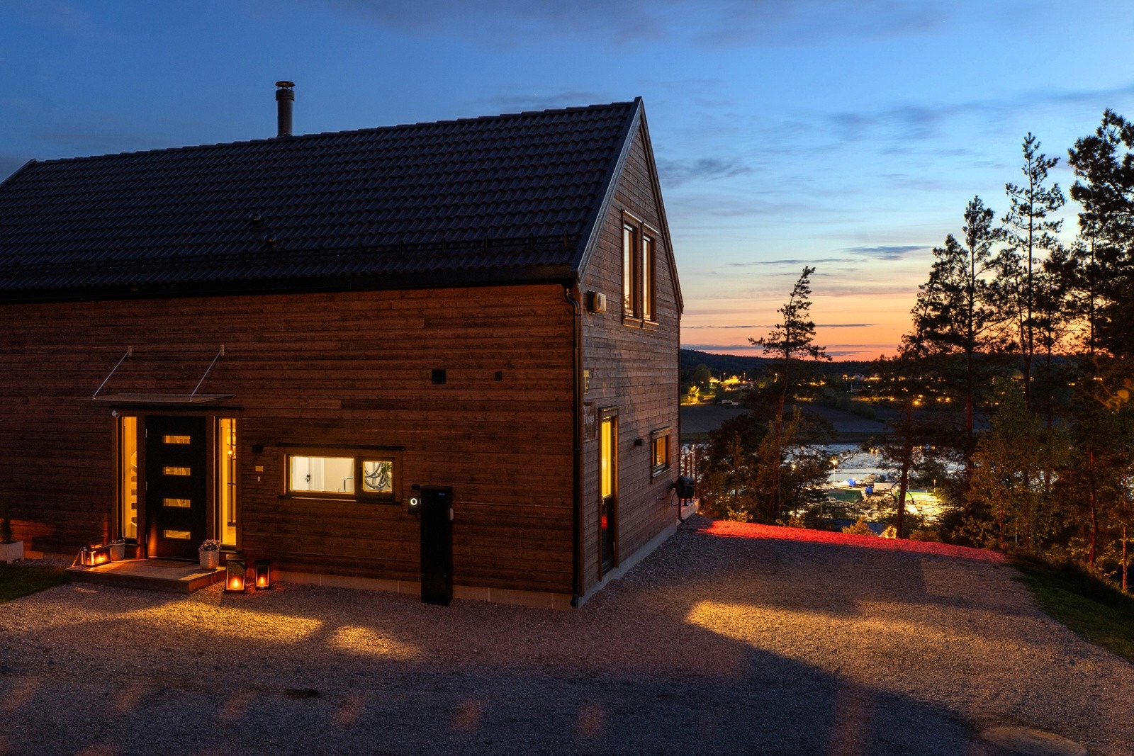 Gårdsplass til høyre for boligen. Plass for å sette opp en carport eller garasje. Galleribilde