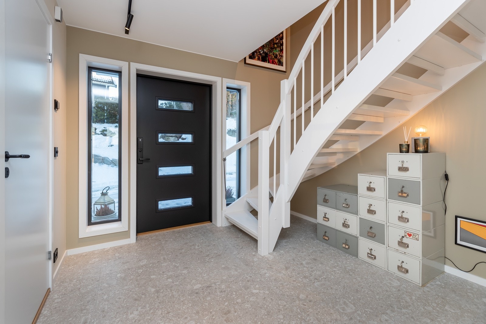 Inngangsparti/ hall.Oppgradert kostbar sort ytterdør fra Swedoor med fire glassfelter Galleribilde