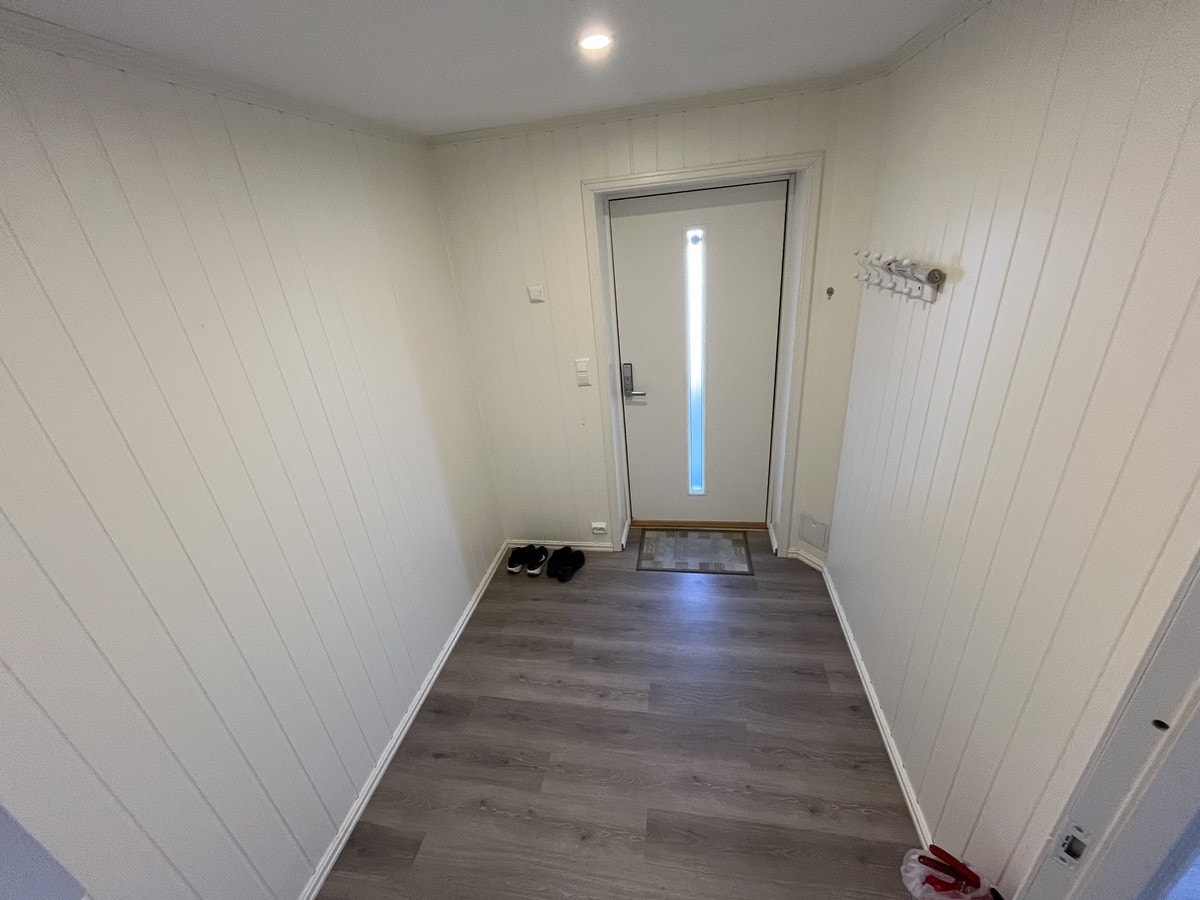 Egen inngang med god plass til sko og yttertøy. Praktisk og lys entré. Galleribilde