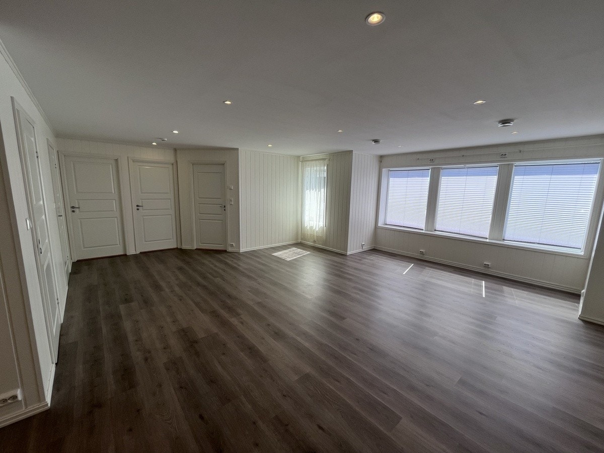 Oversiktlig planløsning med inngang til soverom, bad og vaskerom fra stuen. God plass til møblering. Galleribilde