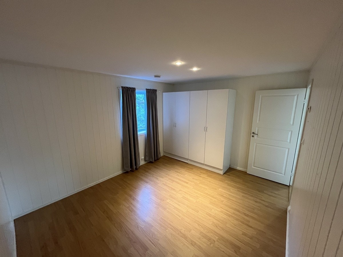 Stort hovedsoverom med garderobeskap. God plass til dobbeltseng. Galleribilde