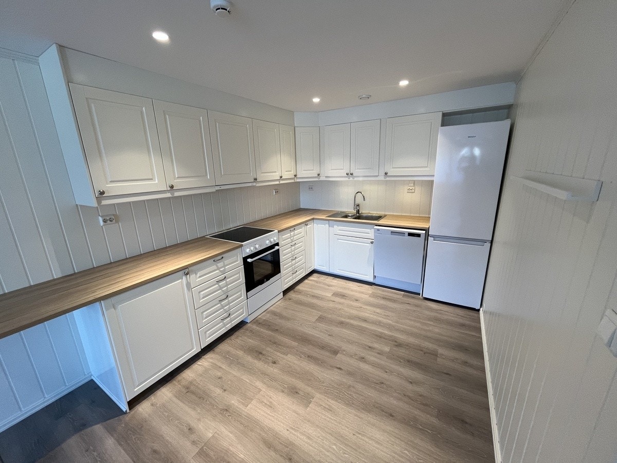 Pent og funksjonelt kjøkken med inkluderte hvitevarer og rikelig med benkeplass. Galleribilde