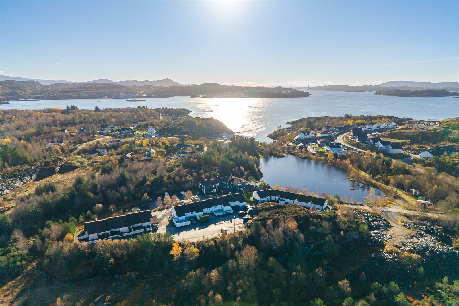 Rett nedenfor boligen er det felles parkeringsplass. Galleribilde