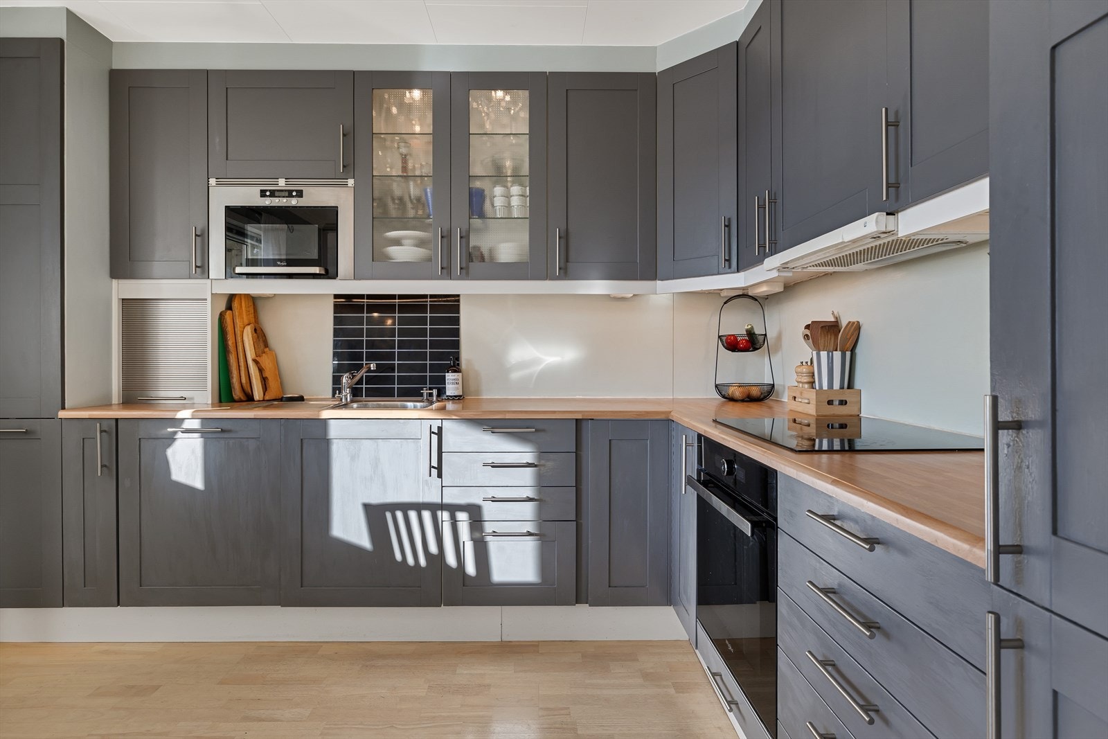 Kjøkkenets hvitevarer er alle integrert som sørger for et helhetlig uttrykk. Galleribilde