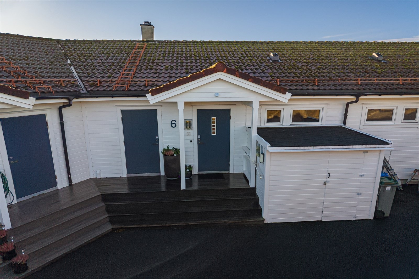 Inngangsparti med inngang til entré, innvendig bod og utvendig bod. Galleribilde