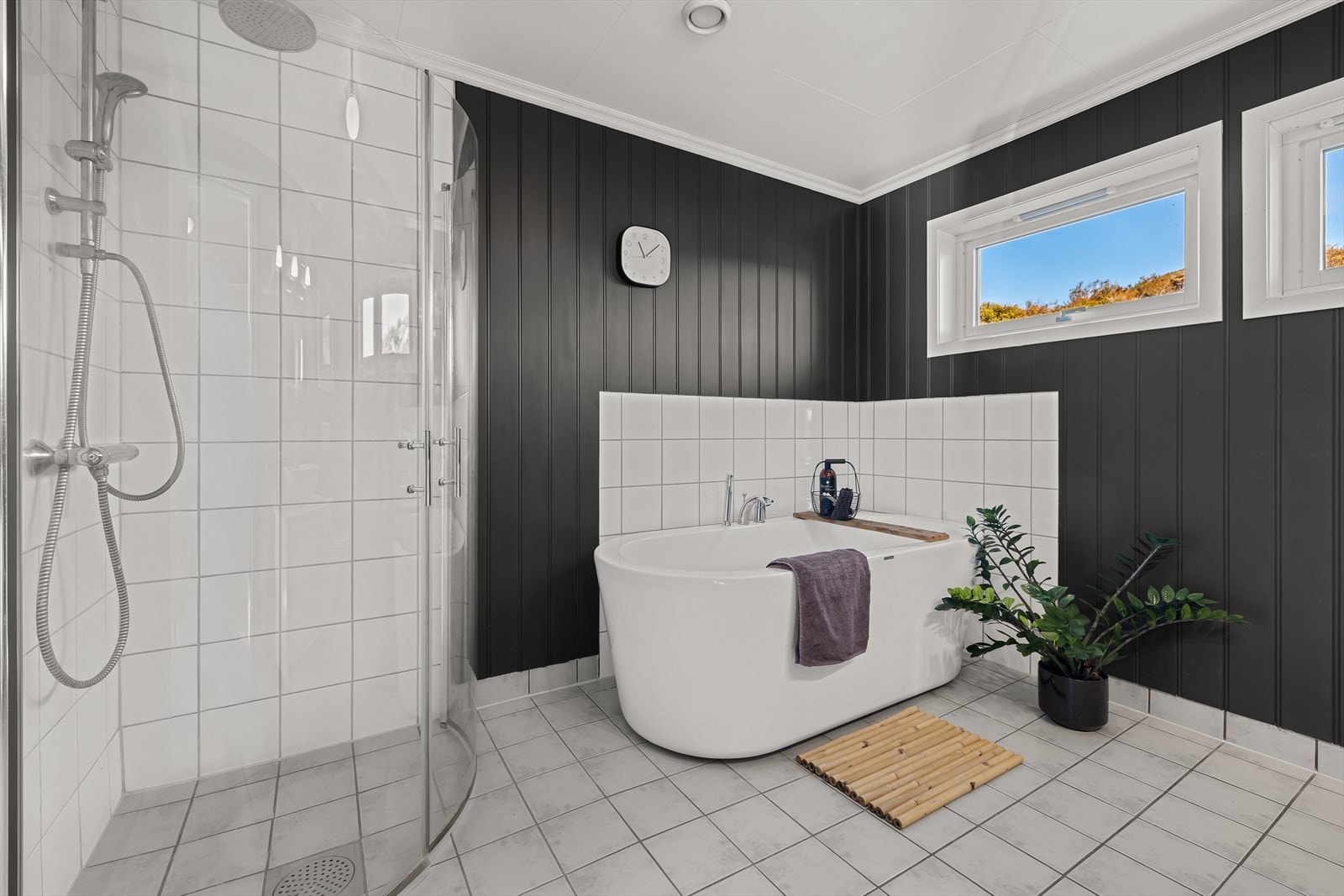 Hovedetasjens bad er romslig med gulvvarme og oppgraderinger, som badekar fra 2019 og nye spotter over speilet fra 2023. Galleribilde