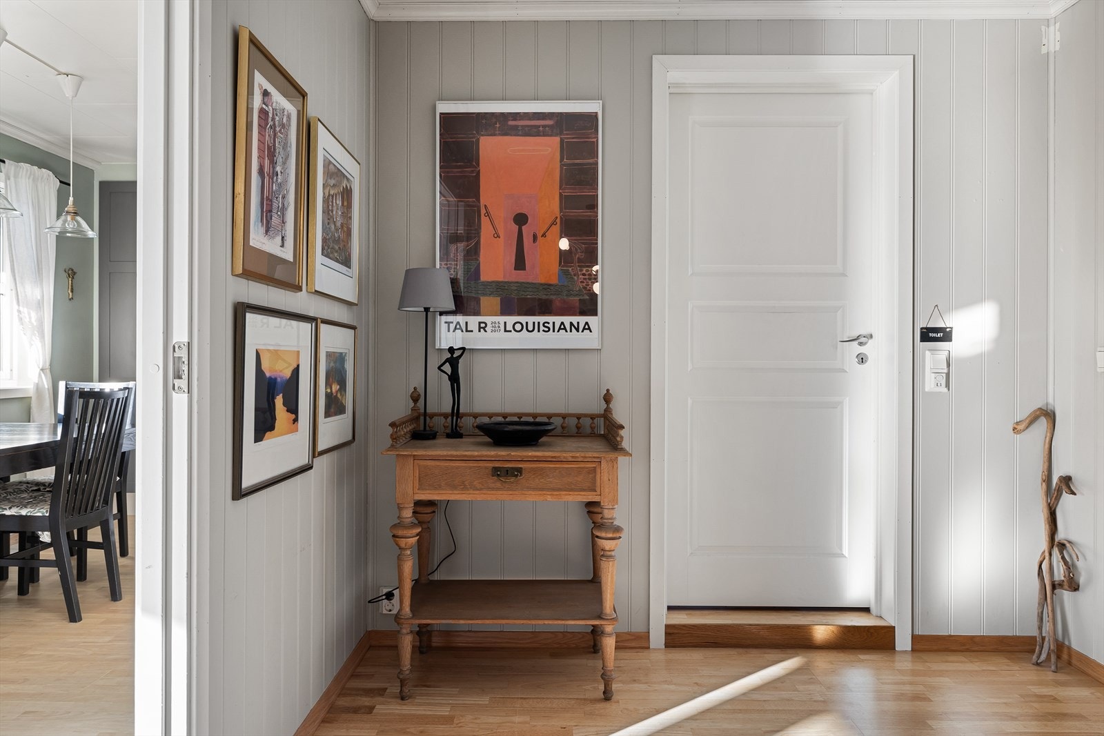 Videre fra entréen har boligen en romslig gang med mulighet for møblering av ekstra møblering. Galleribilde