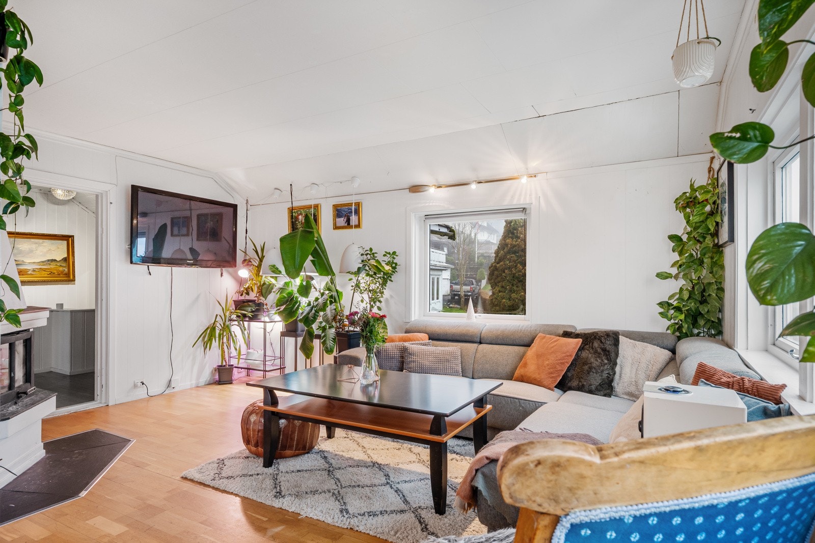 Stue med god plass til sittegruppe og med flott peisinnsats som sikrer varme og god stemning. Galleribilde