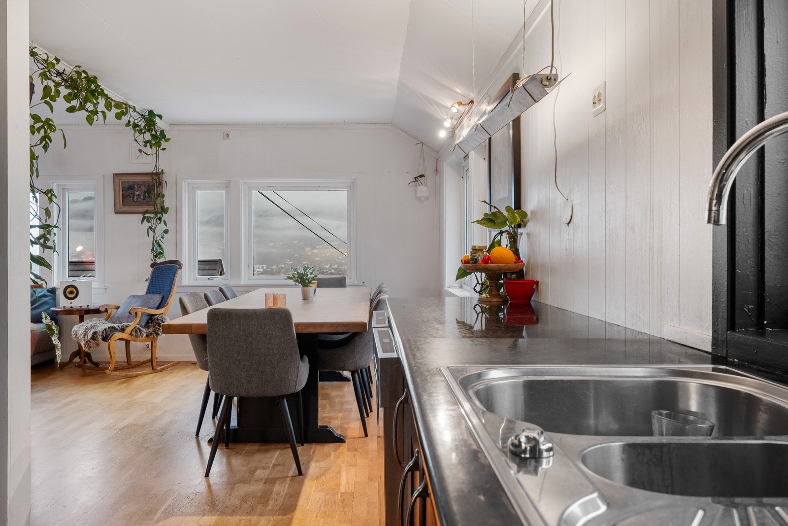 Praktisk med spisebord i tilknytning til kjøkkenet. Galleribilde