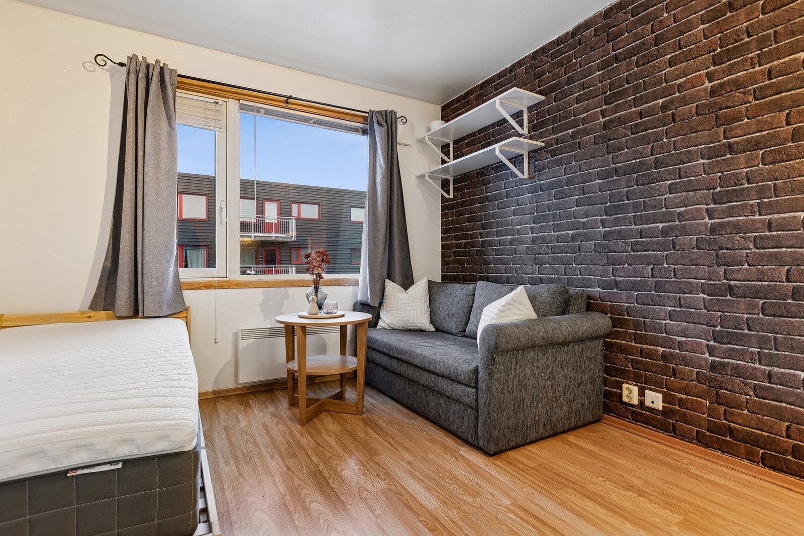 Egen utleiedel med egen inngang. Denne er pt. leid ut for kr. 7000,-. Eiendomsmegler1 Utleie har gitt et estimat på kr 8.900,- til 9.900,-. Galleribilde