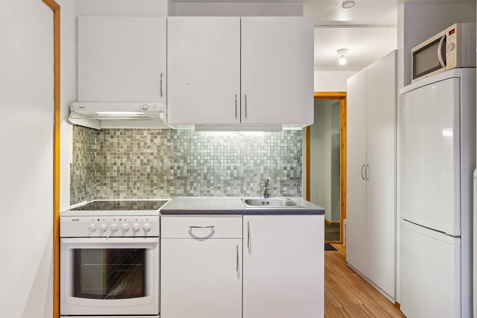 Liten kjøkkenløsning med alt det praktiske man trenger i hverdagen. Galleribilde