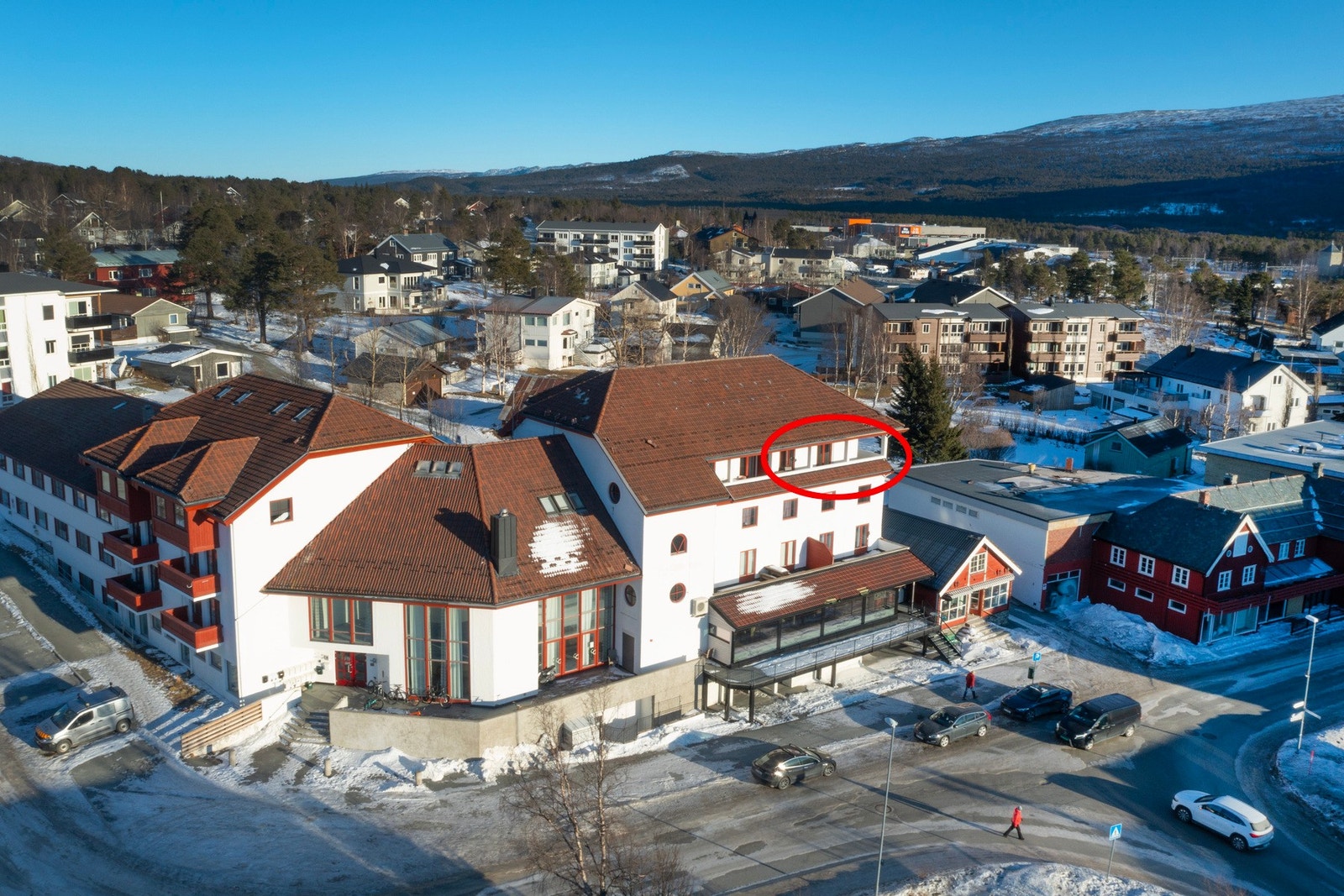 Leiligheten befinner seg i Aunevegen 6 som tidligere var et hotell. Galleribilde