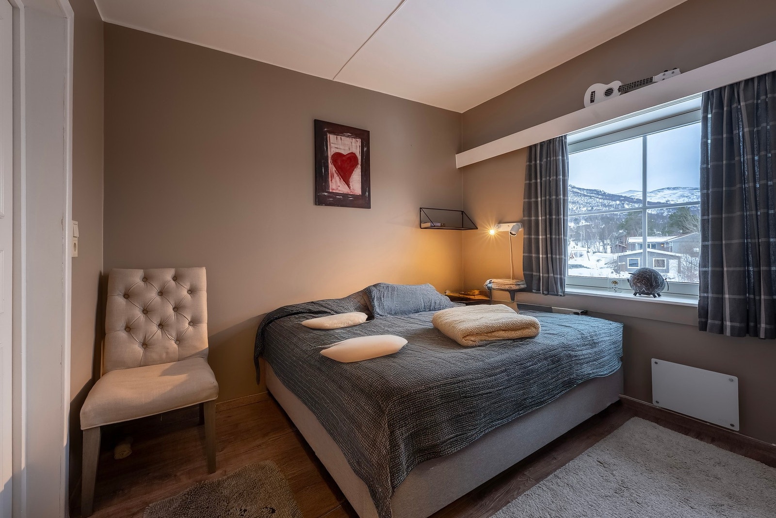 Andre del av leiligheten består av et fint og romslig soverom på 9,2 kvm. Galleribilde