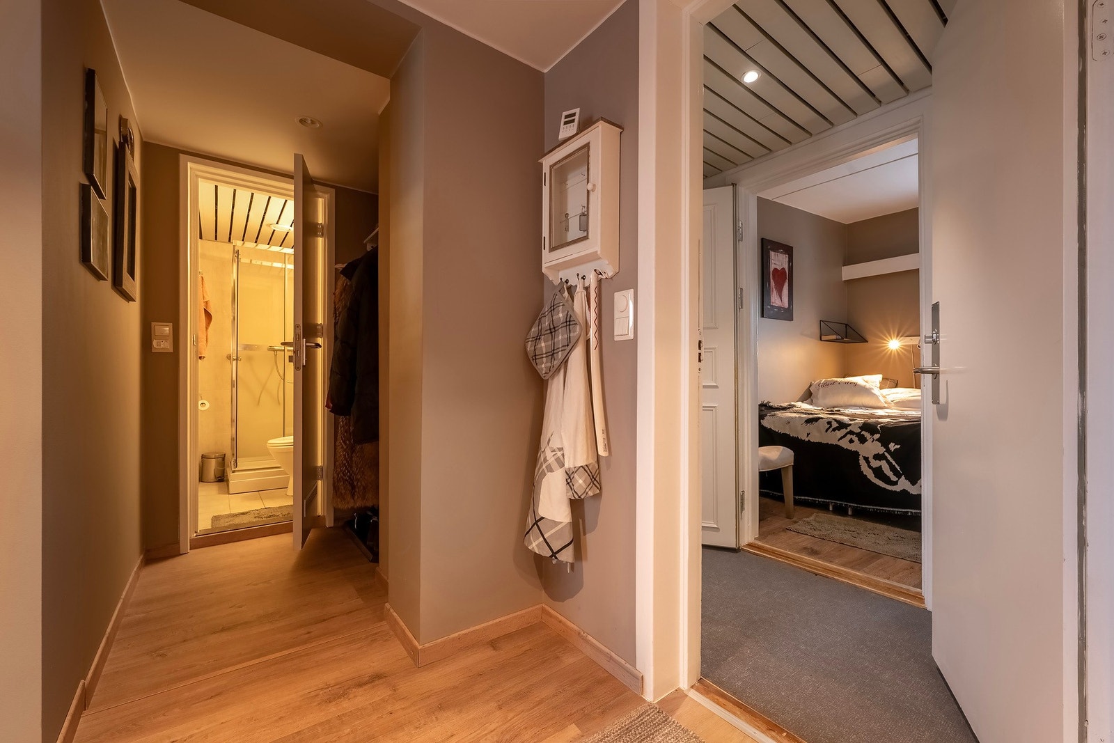 Entré med adkomst fra felleskorridor og videre forbindelse til resten av leiligheten. Galleribilde