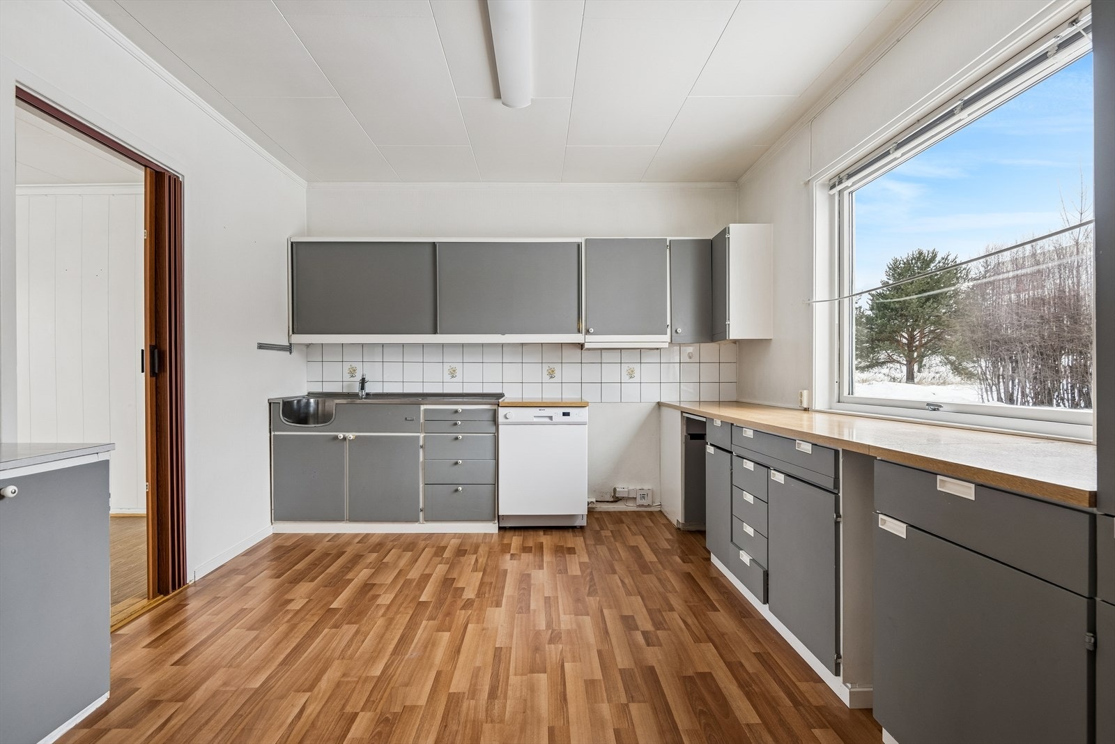 Det store vinduet over kjøkkenbenken gir godt med arbeidslys. Galleribilde