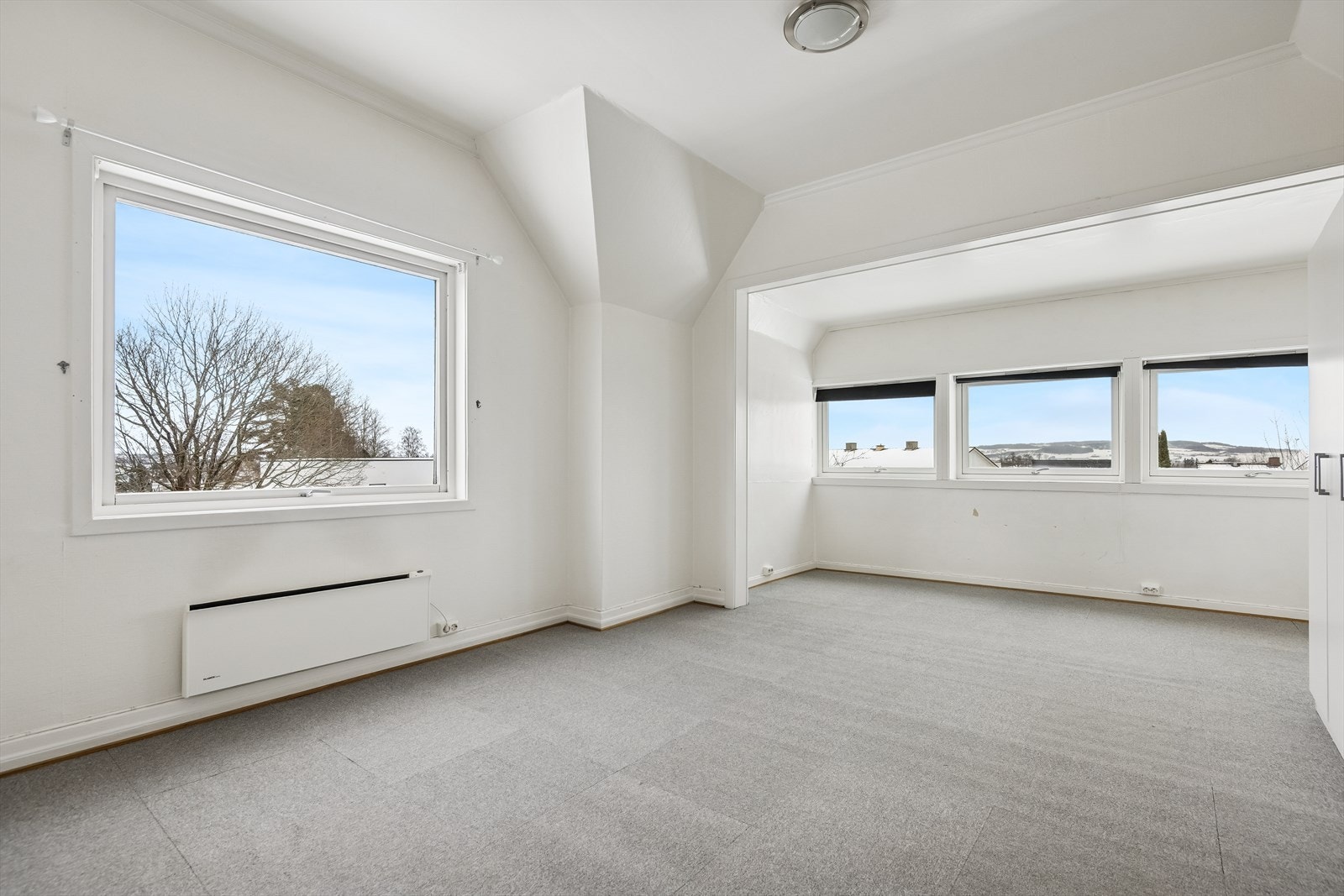 Hovedsoverommet med flere vinduer som gir ekstra lys og romfølelse. Her er det også flott mjøsutsikt! Galleribilde