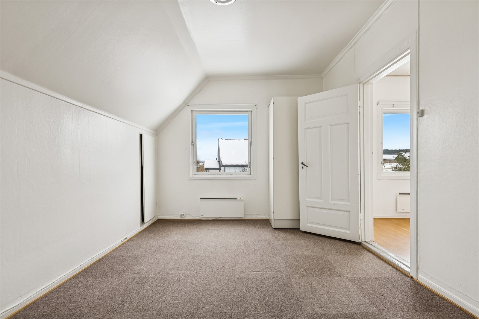 Et av rommene i andre etasje, egnet som soverom, kontor eller lekerom. Galleribilde