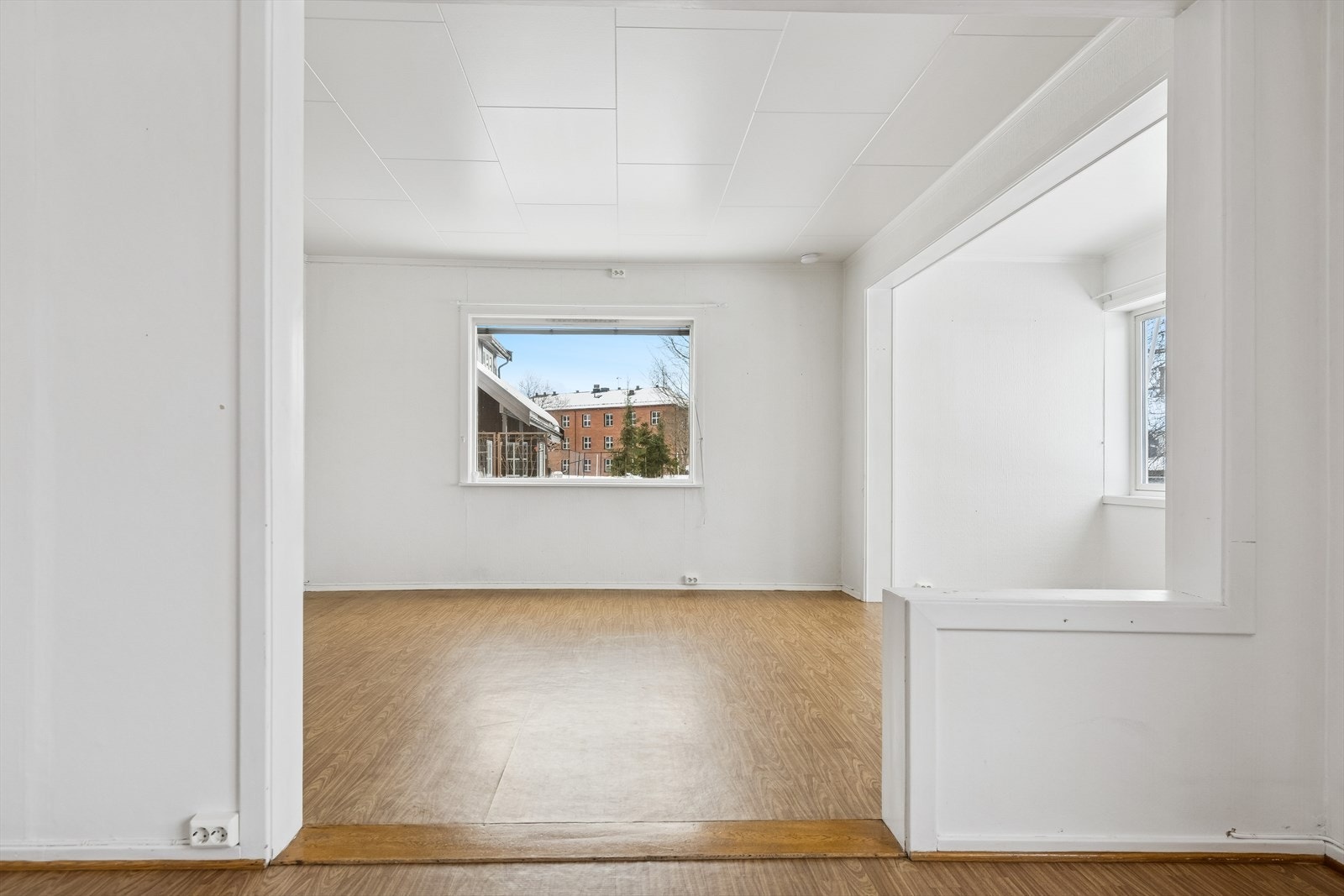 Åpningen mellom rommene gir en god flyt i første etasje. Galleribilde