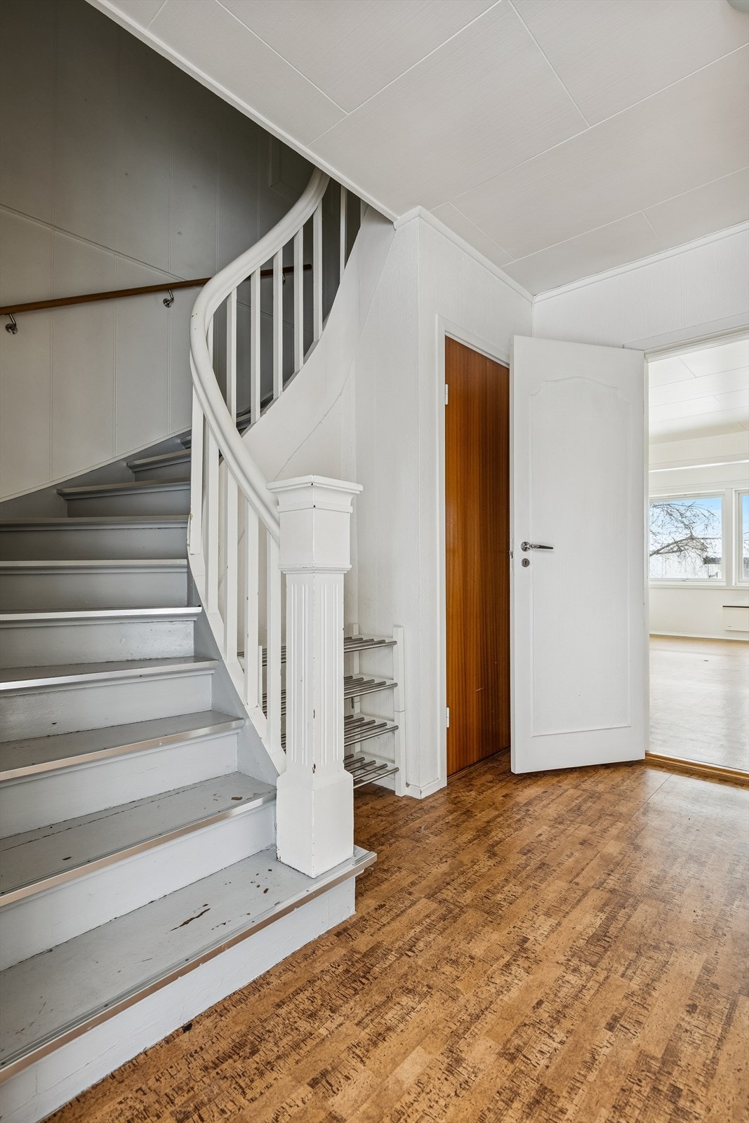 En solid svingtrapp fra husets opprinnelse forbinder første og andre etasje. Galleribilde