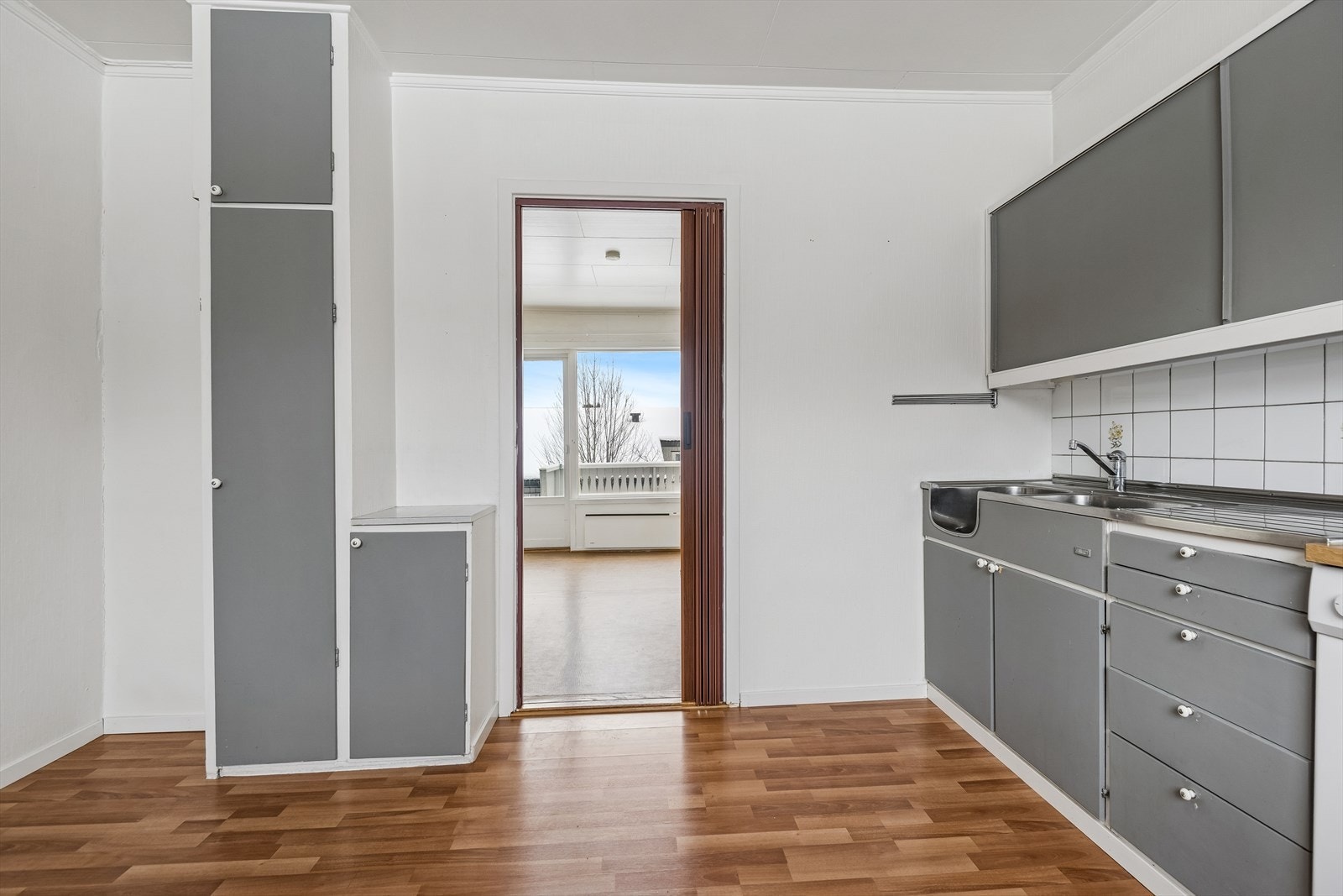 Kjøkkenet ligger i tilknytning til stuen og har plass til en liten spiseplass. Galleribilde